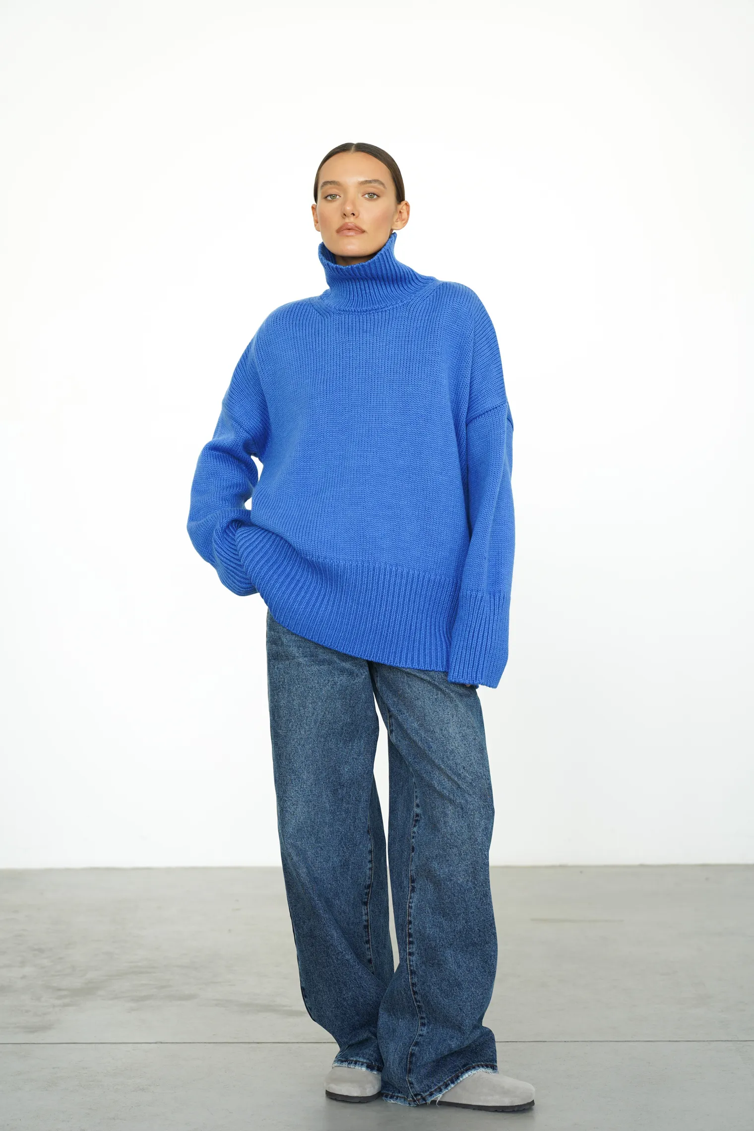 Джемпер крупной вязки с высоким воротником цвета королевский синий фото 3