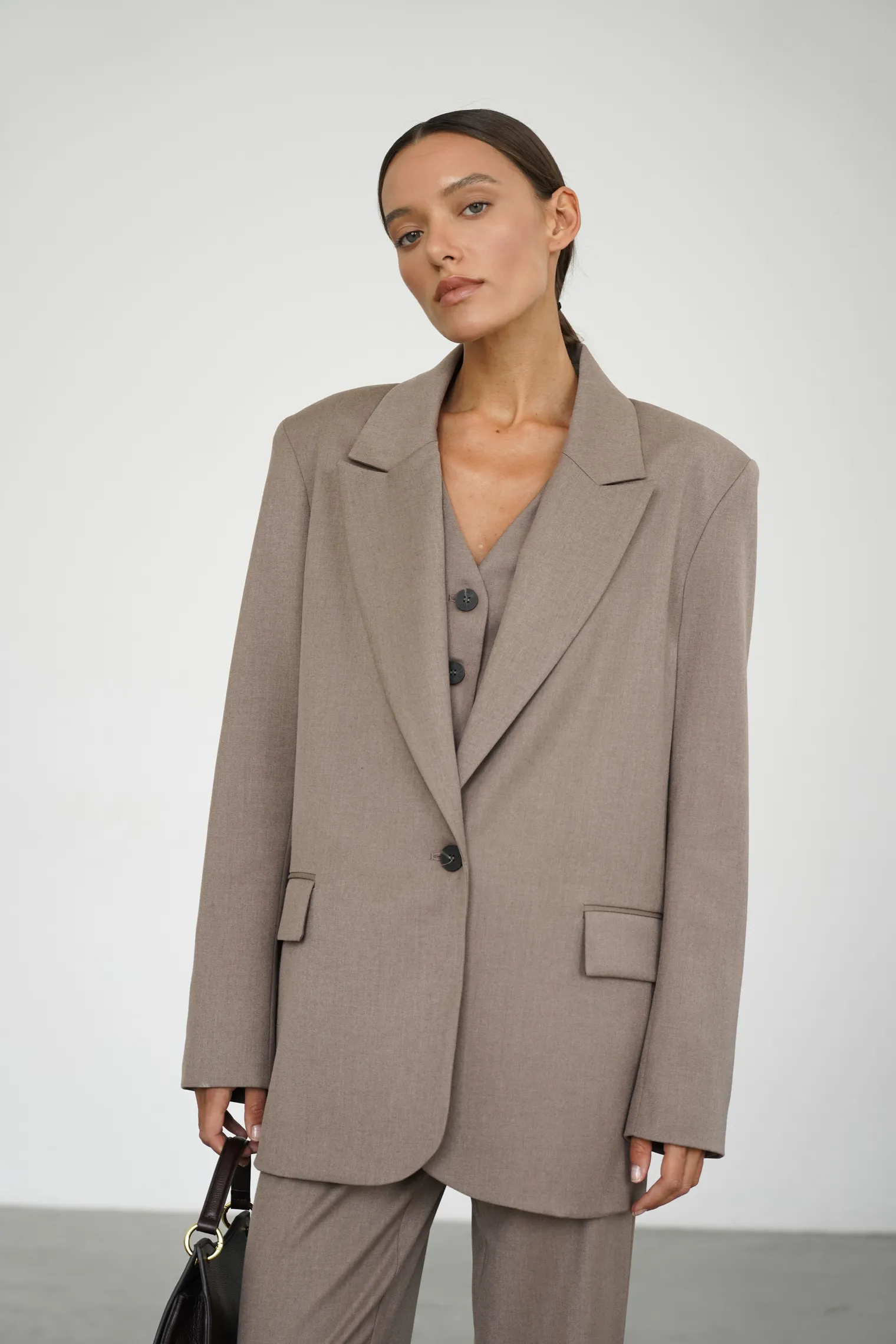 Однобортный жакет с накладными карманами цвета мускатный орех фото 3