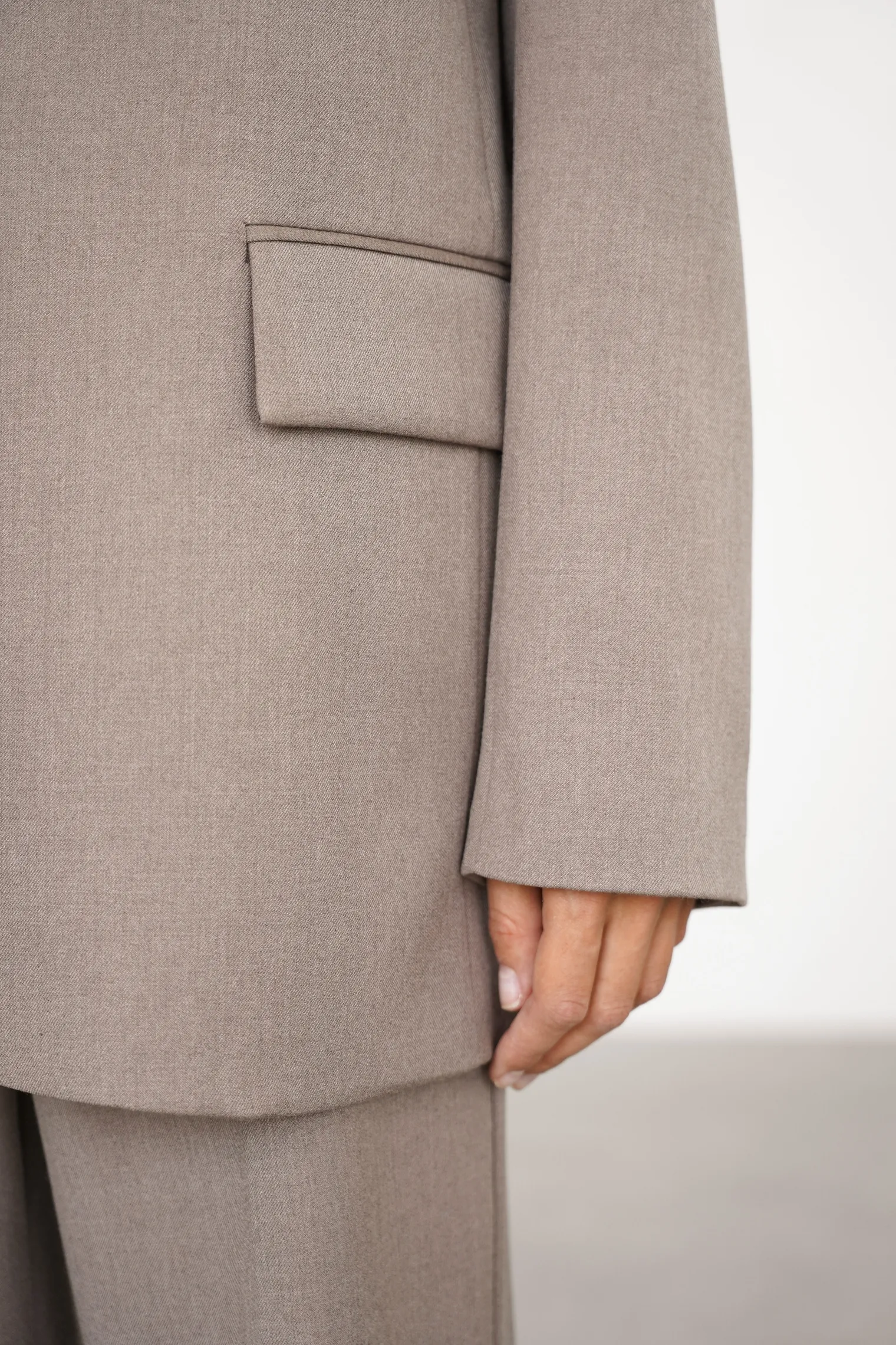 Однобортный жакет с накладными карманами цвета мускатный орех фото 5