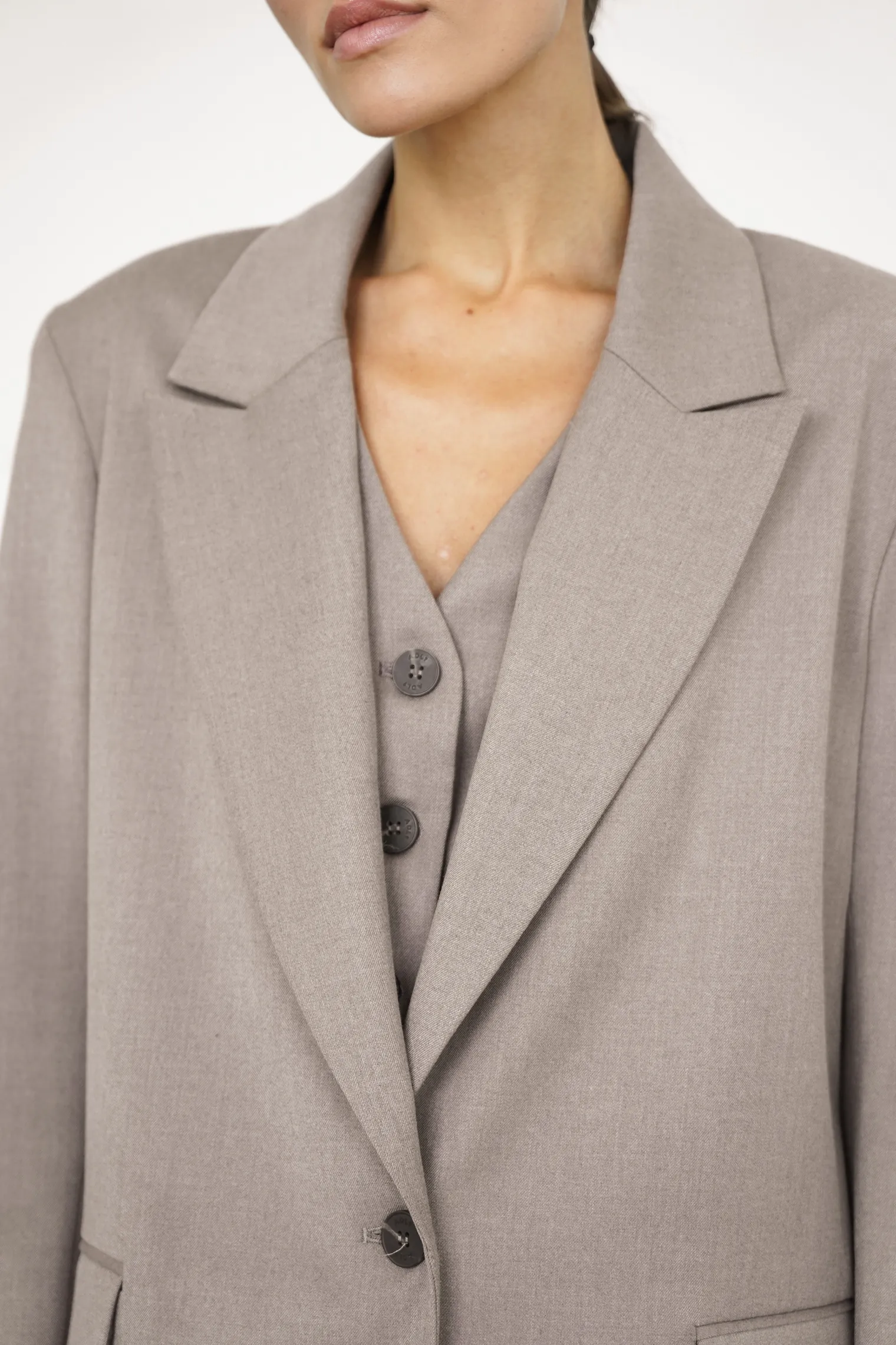 Однобортный жакет с накладными карманами цвета мускатный орех фото 2