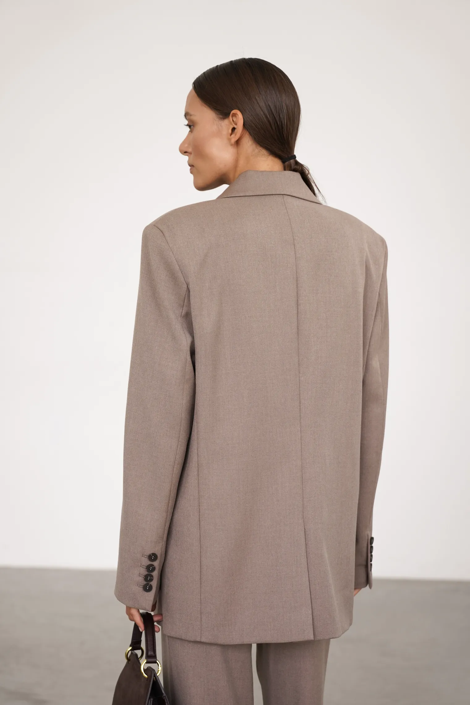 Однобортный жакет с накладными карманами цвета мускатный орех фото 4