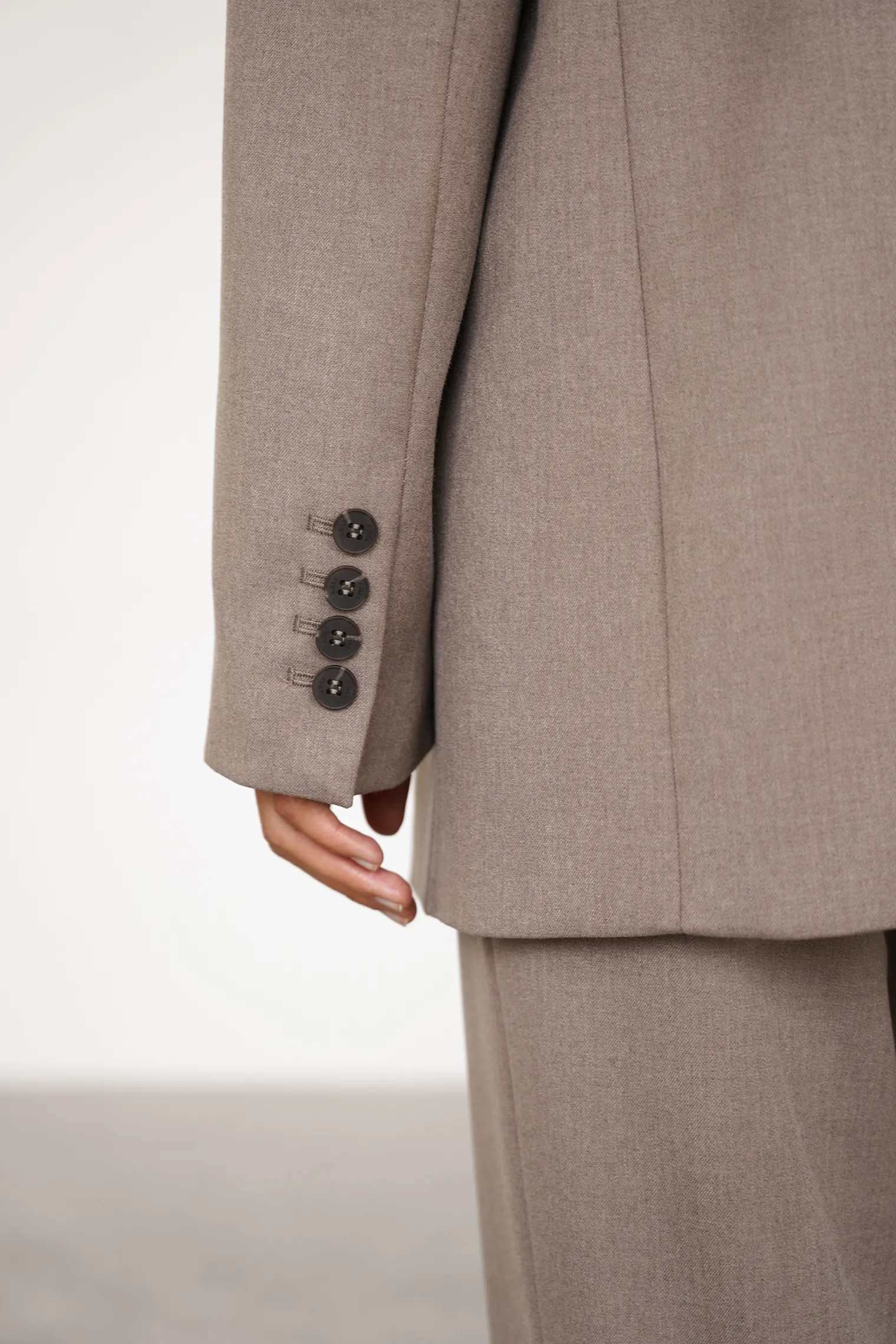 Однобортный жакет с накладными карманами цвета мускатный орех фото 7