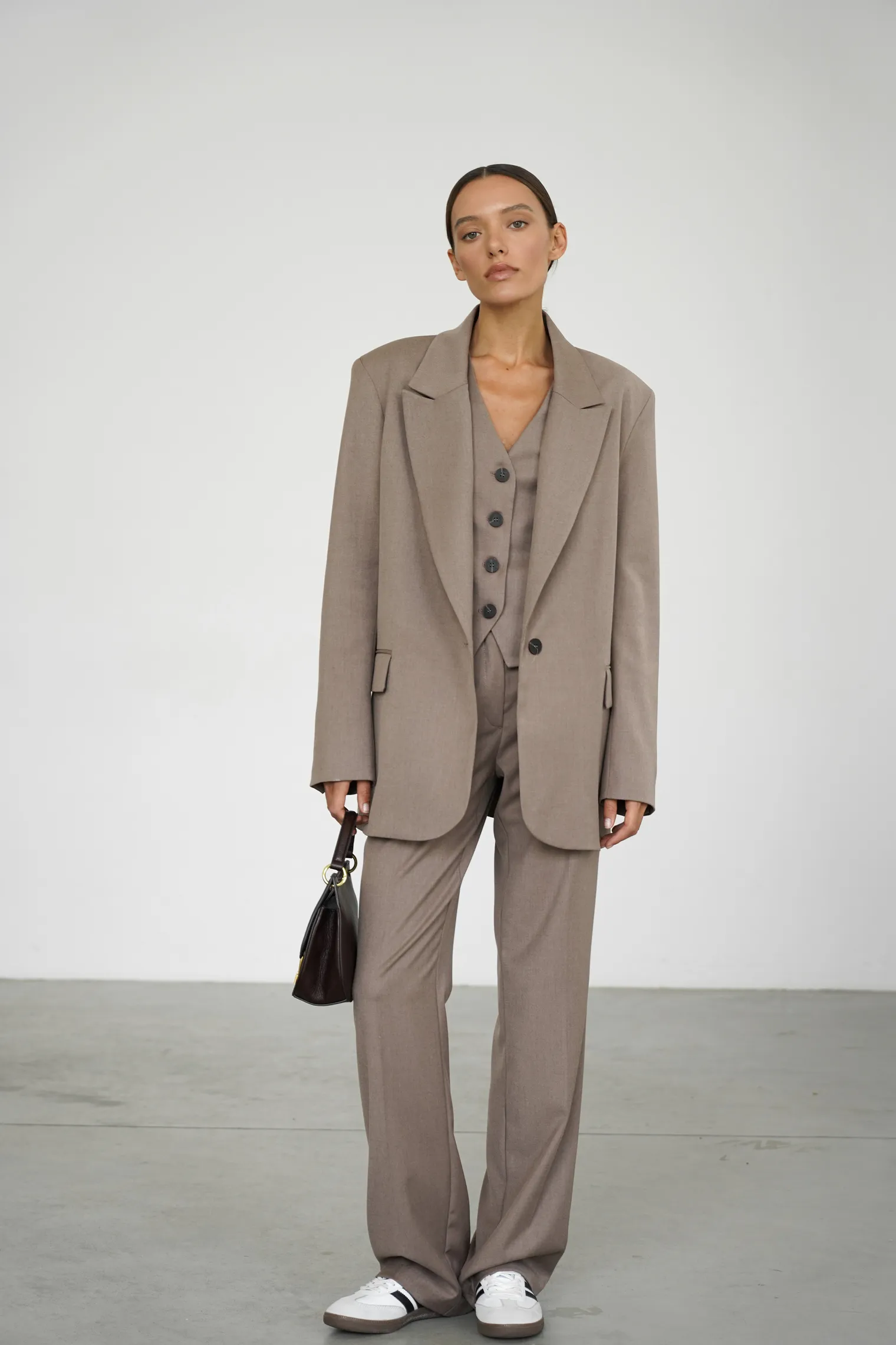 Однобортный жакет с накладными карманами цвета мускатный орех фото 1