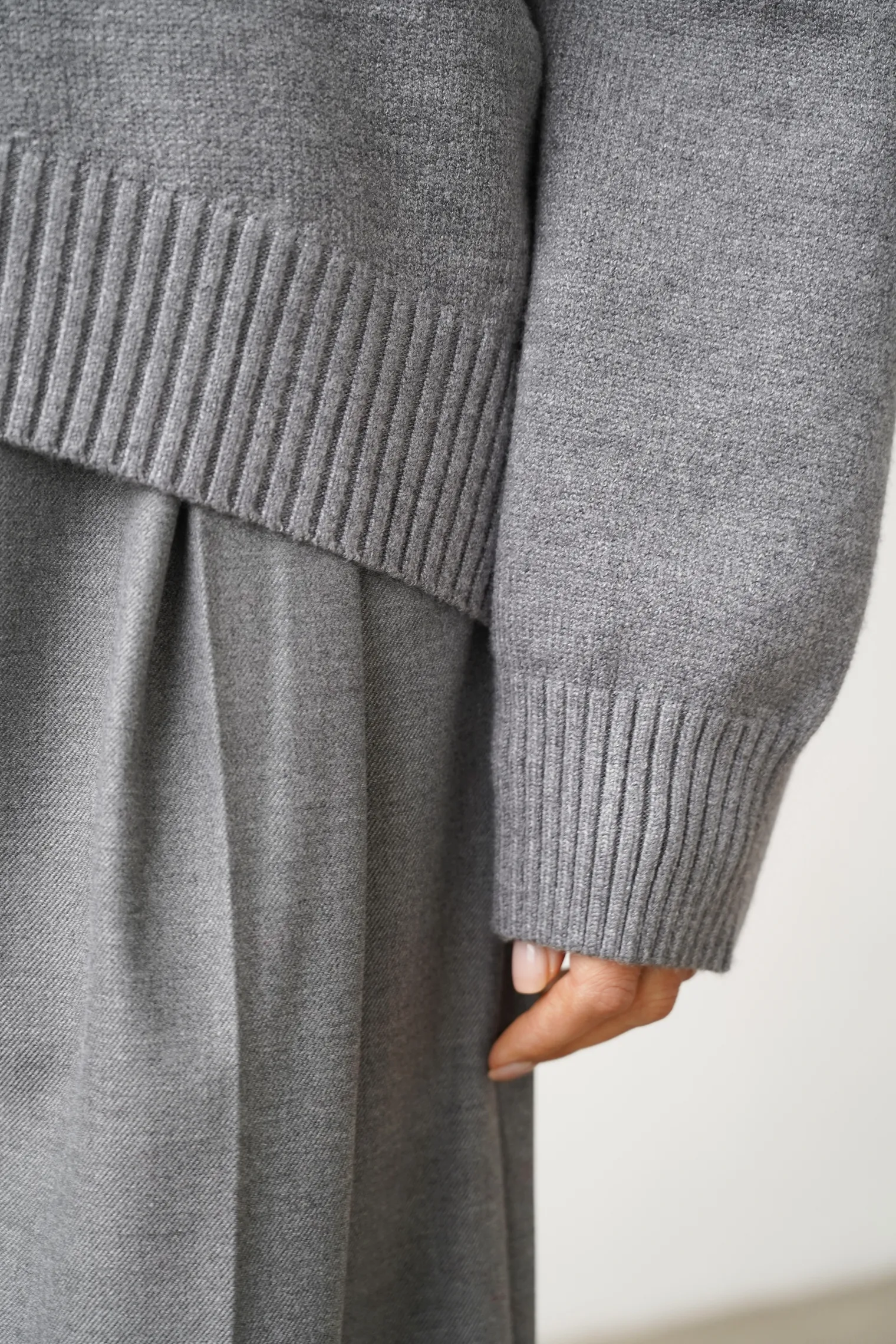 Джемпер мелкой вязки с высоким воротником серого цвета фото 2