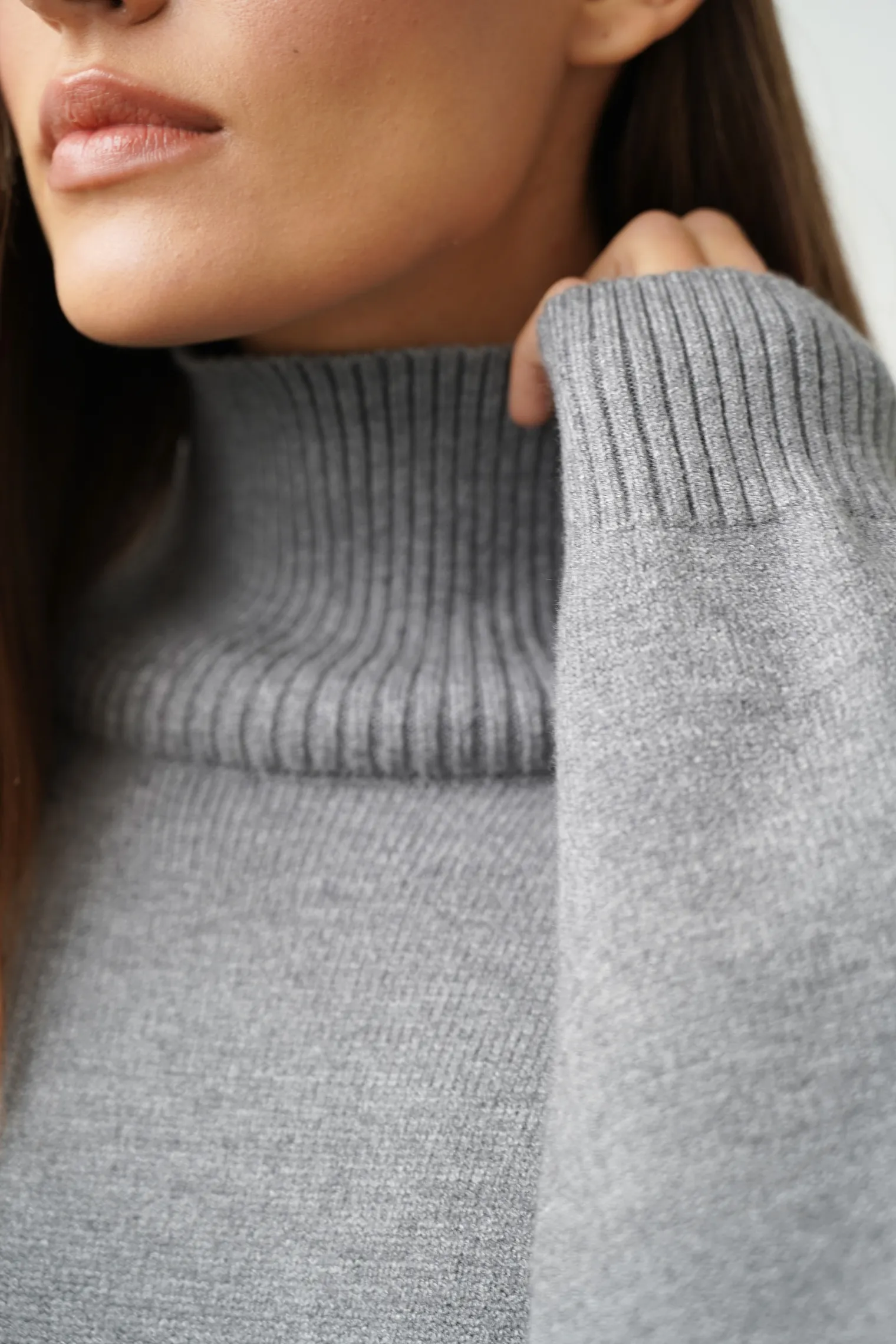 Джемпер мелкой вязки с высоким воротником серого цвета фото 5