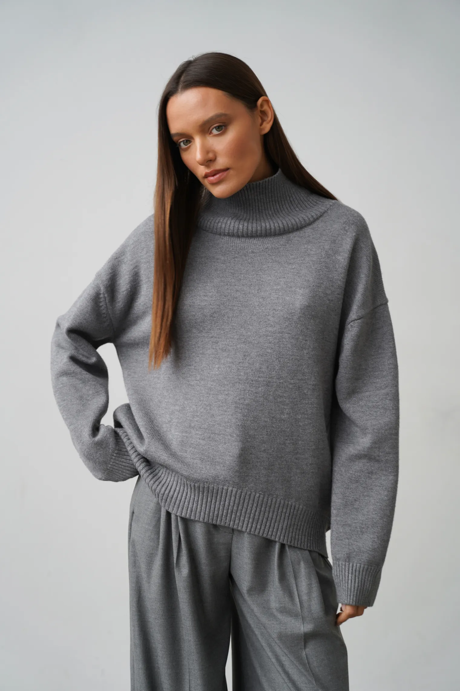 Джемпер мелкой вязки с высоким воротником серого цвета фото 1