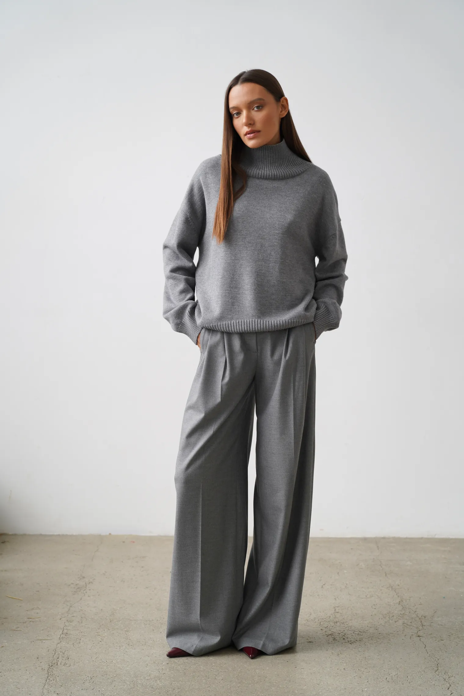 Джемпер мелкой вязки с высоким воротником серого цвета фото 3