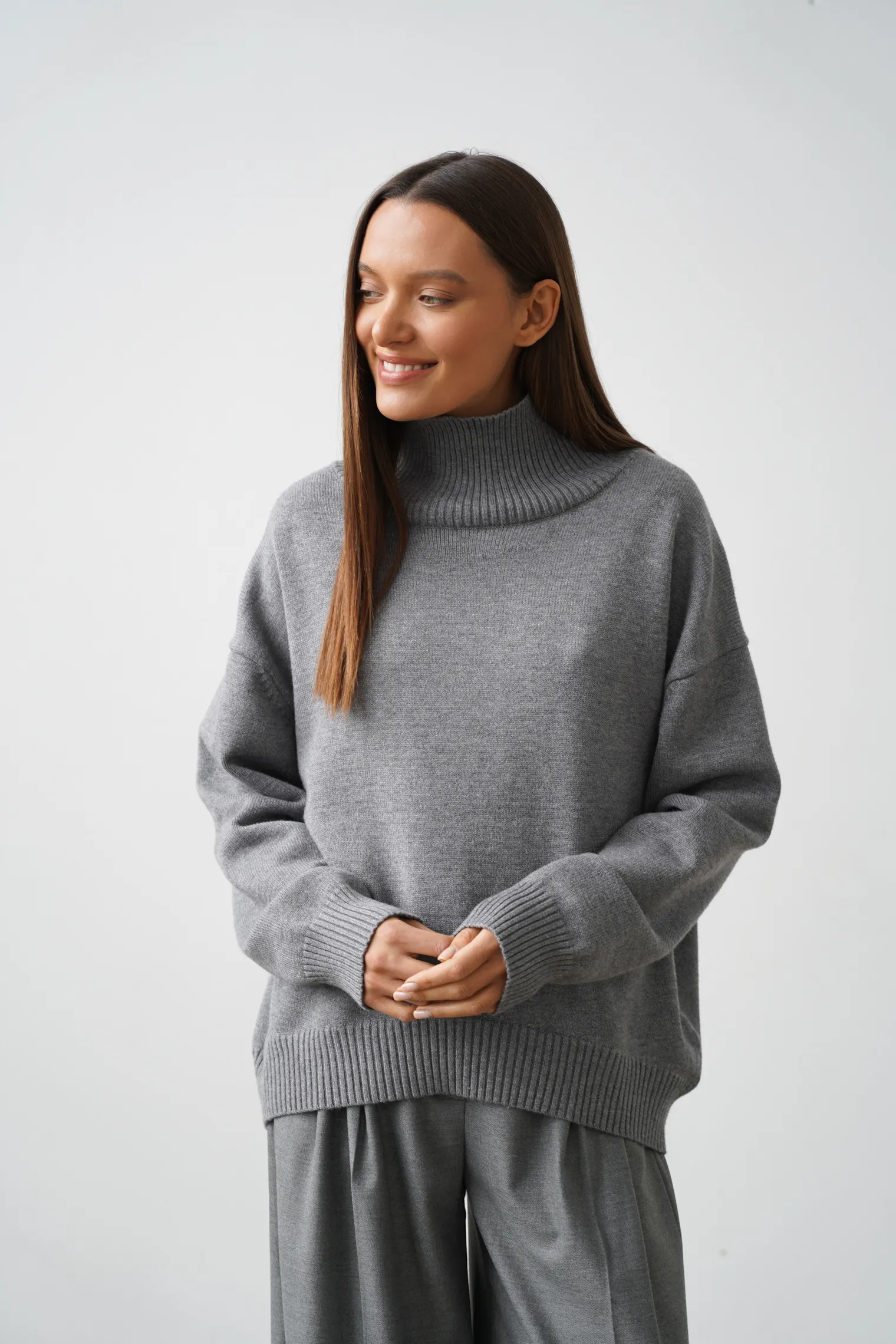 Джемпер мелкой вязки с высоким воротником серого цвета фото 7