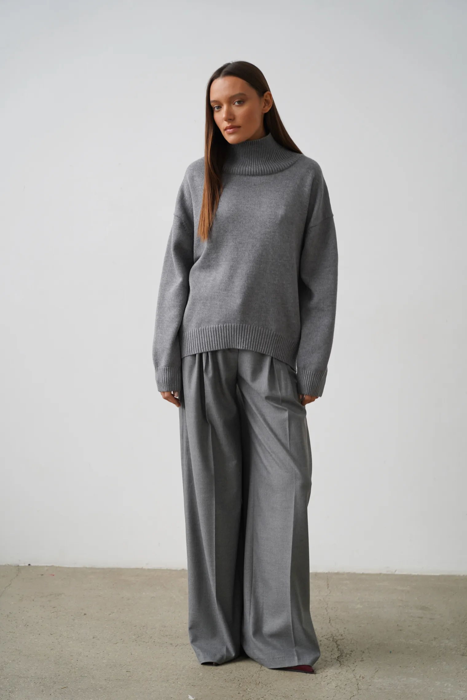 Джемпер мелкой вязки с высоким воротником серого цвета фото 6