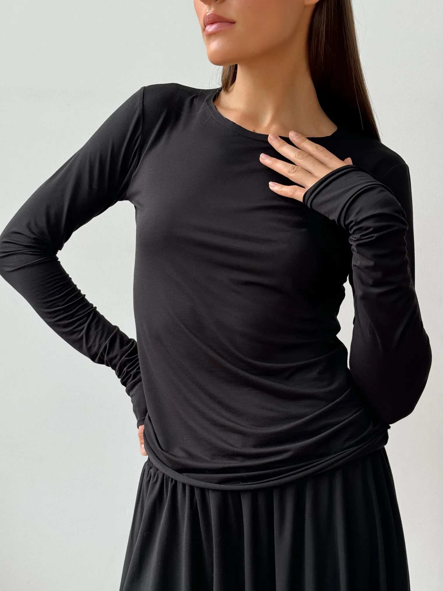 Лонгслив с удлинённым рукавом чёрного цвета фото 3