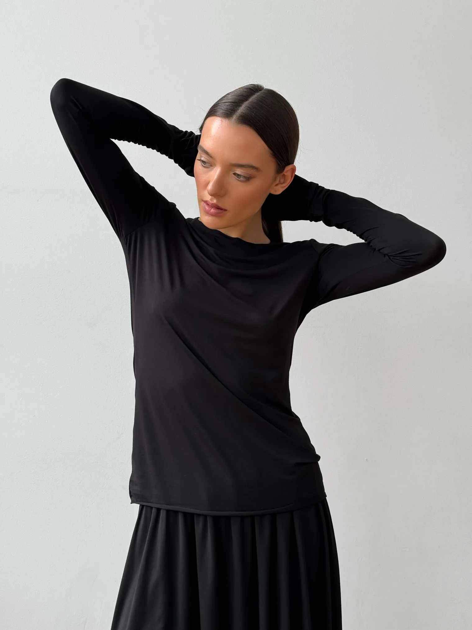 Лонгслив с удлинённым рукавом чёрного цвета фото 6