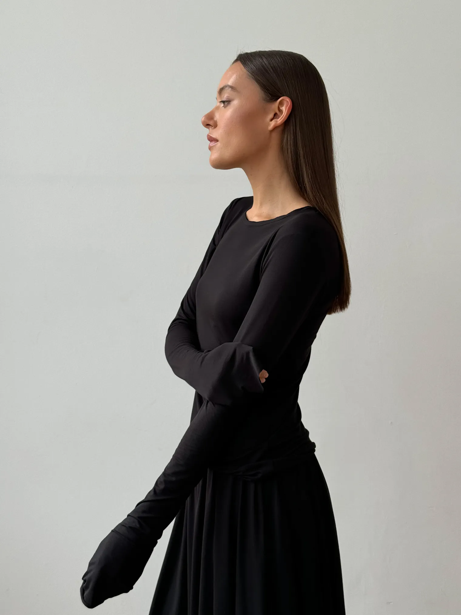 Лонгслив с удлинённым рукавом чёрного цвета фото 2