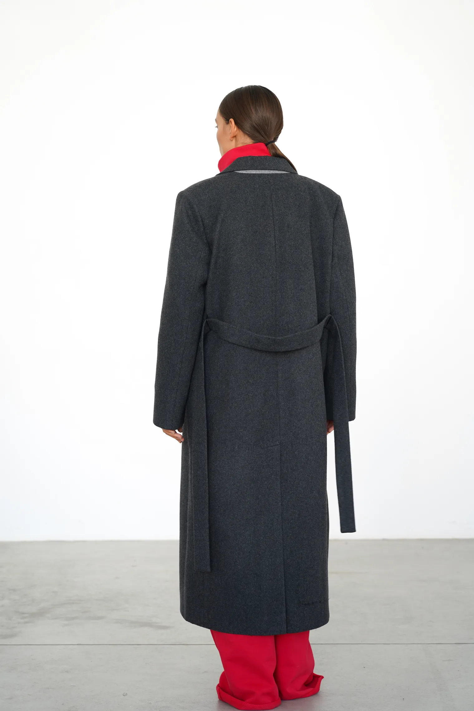 Двубортное пальто с накладными карманами графитового цвета фото 4