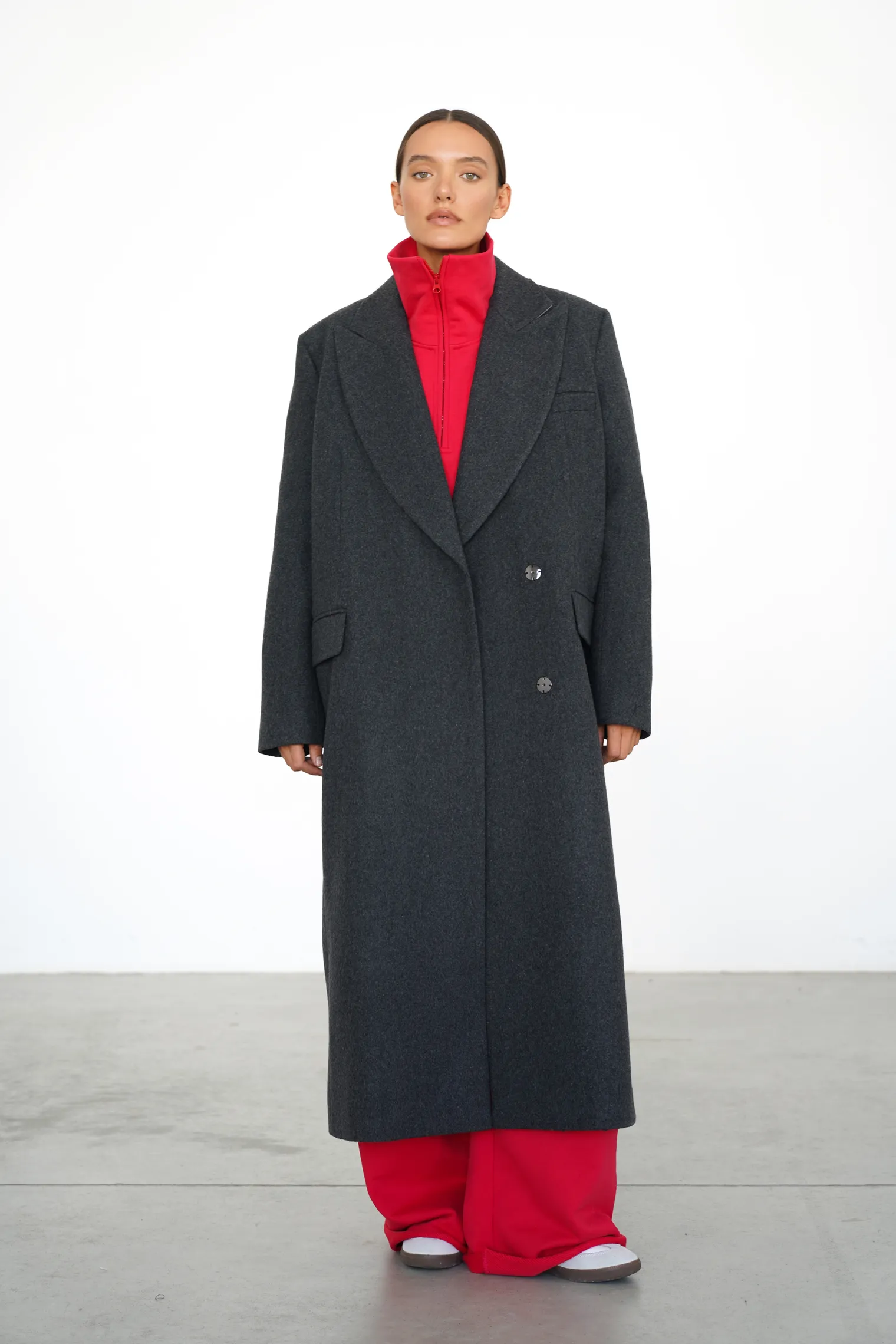 Двубортное пальто с накладными карманами графитового цвета фото 6
