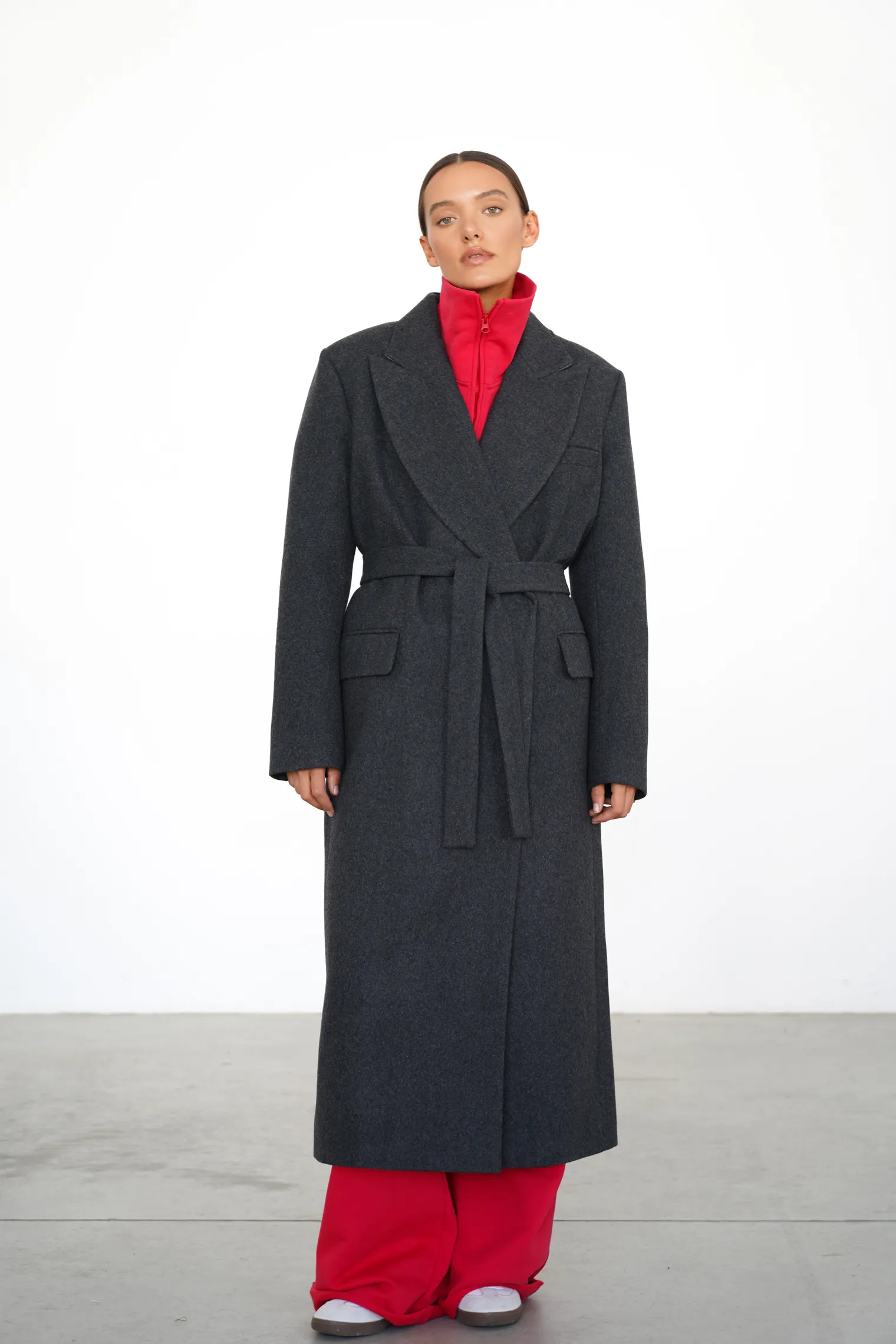 Двубортное пальто с накладными карманами графитового цвета фото 1