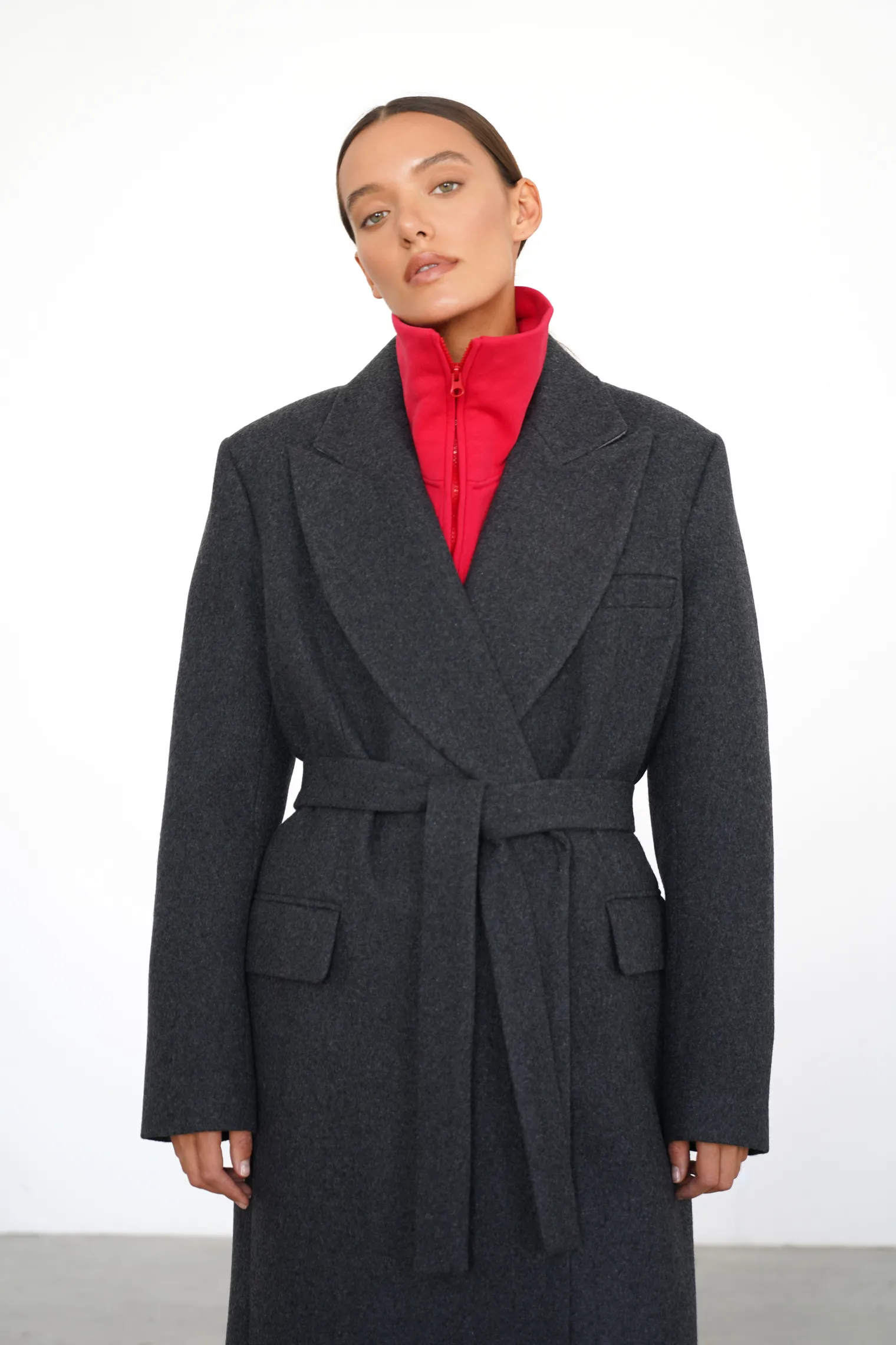 Двубортное пальто с накладными карманами графитового цвета фото 5