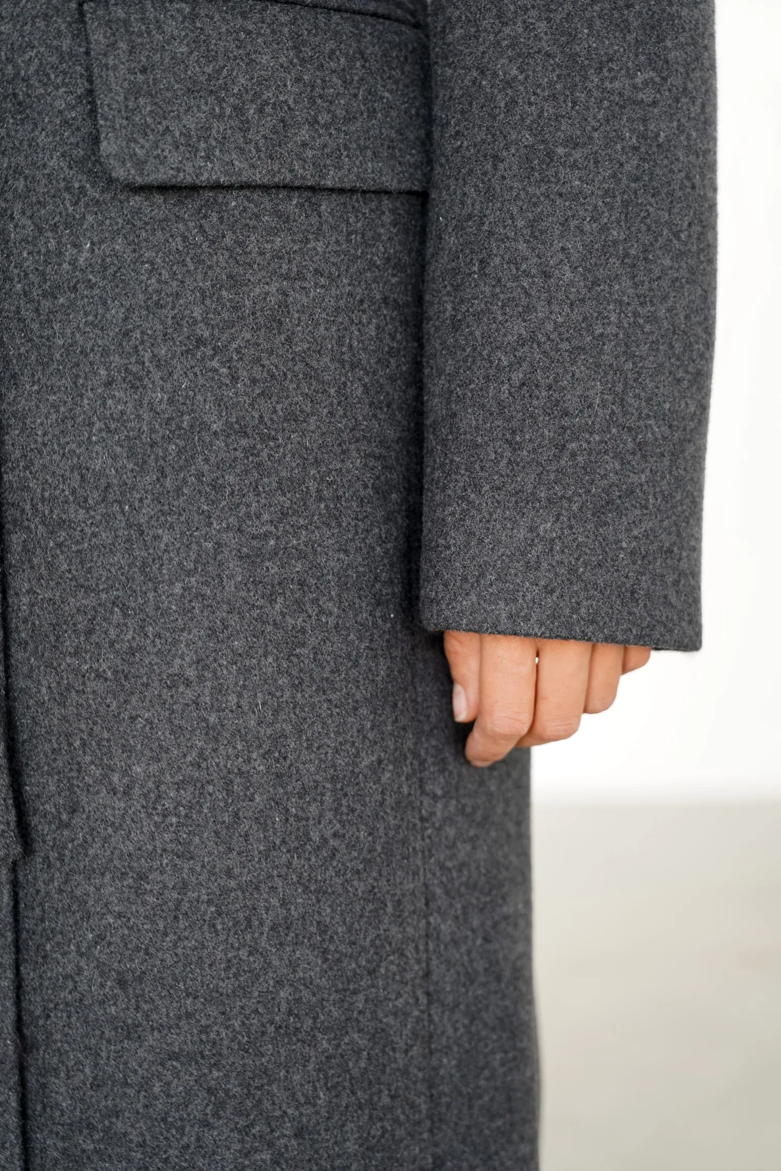 Двубортное пальто с накладными карманами графитового цвета фото 2