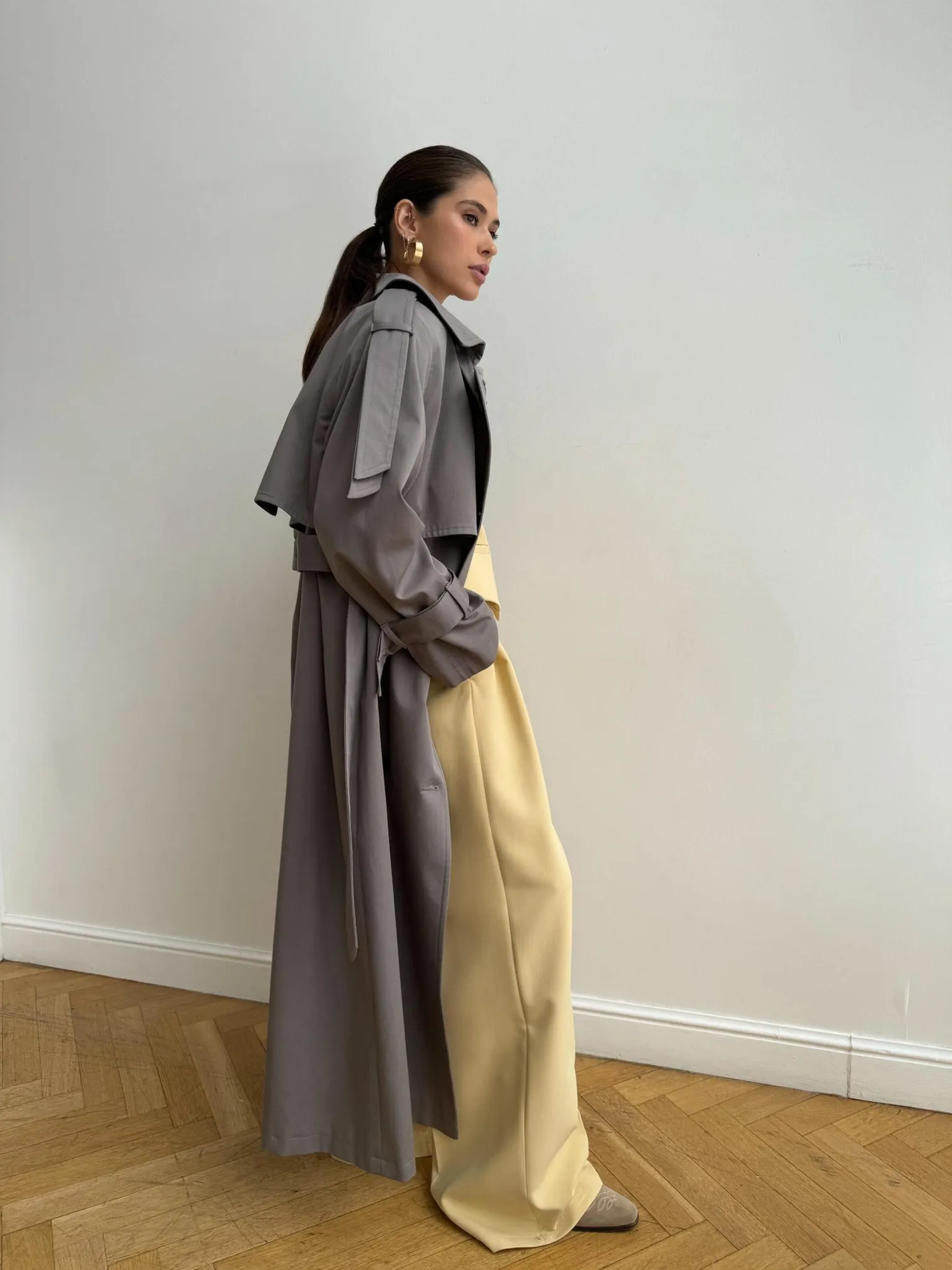 Тренч двубортный с поясом пепельного цвета фото 4