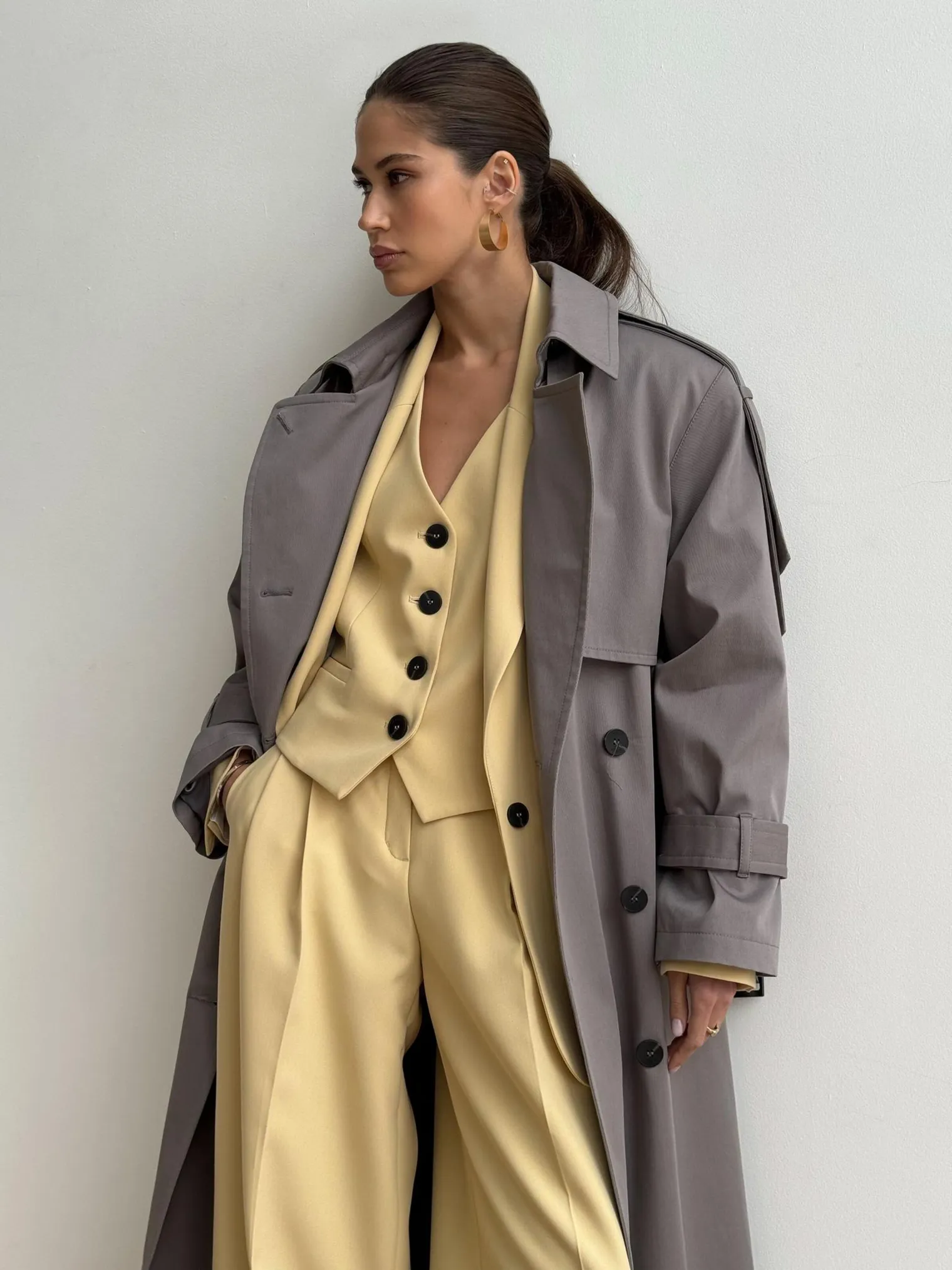 Тренч двубортный с поясом пепельного цвета фото 5