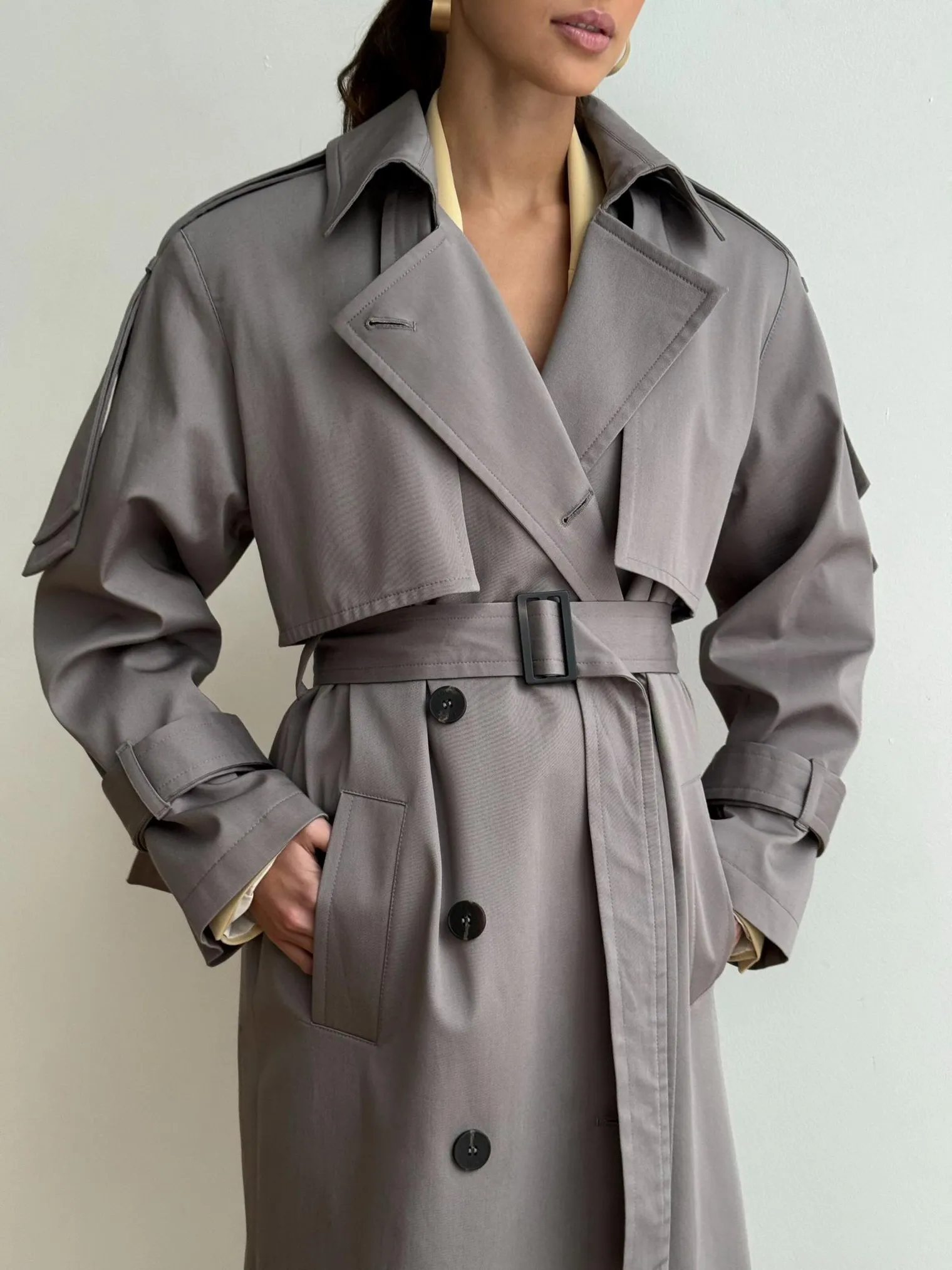 Тренч двубортный с поясом пепельного цвета фото 3