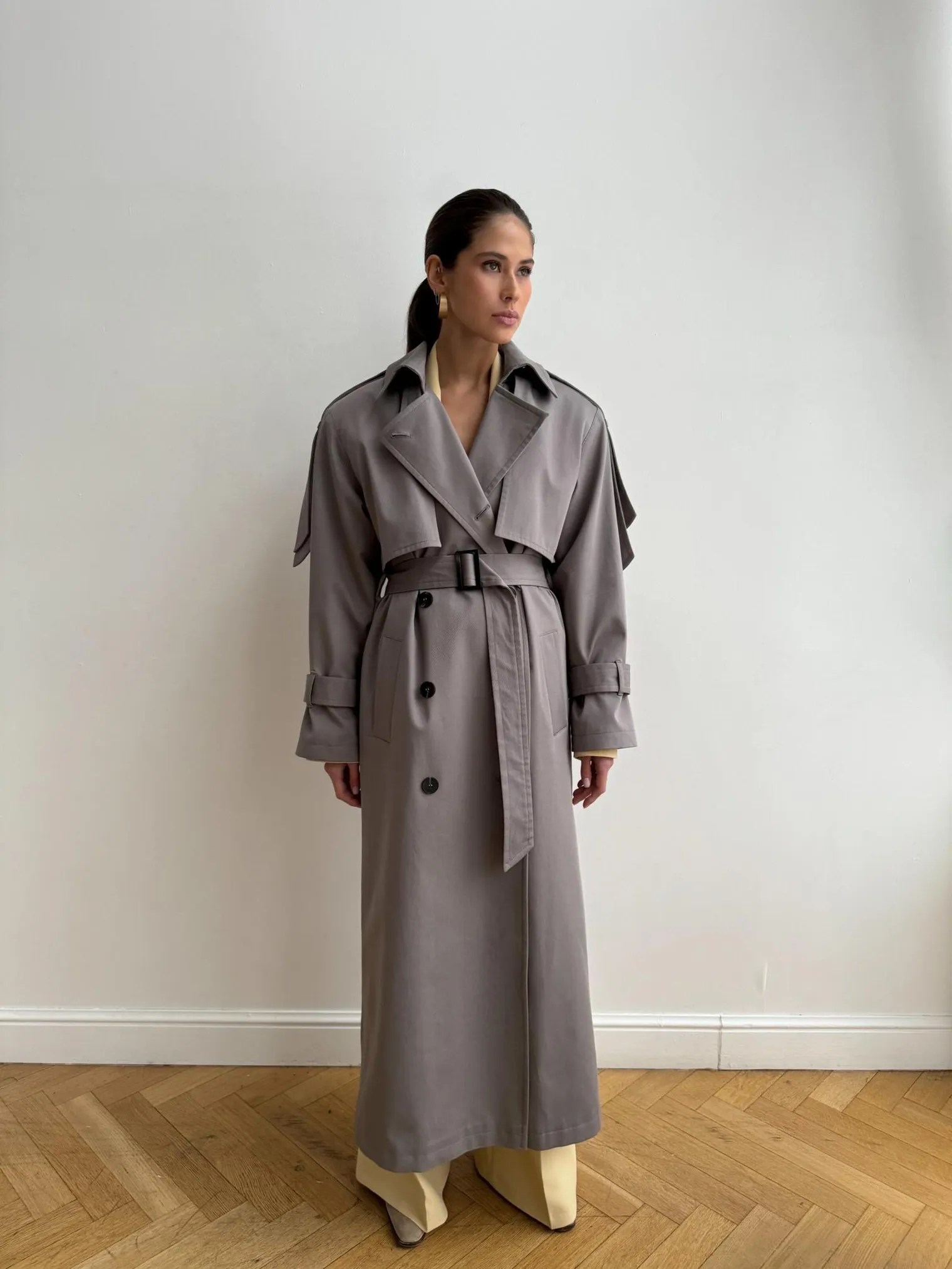 Тренч двубортный с поясом пепельного цвета фото 2