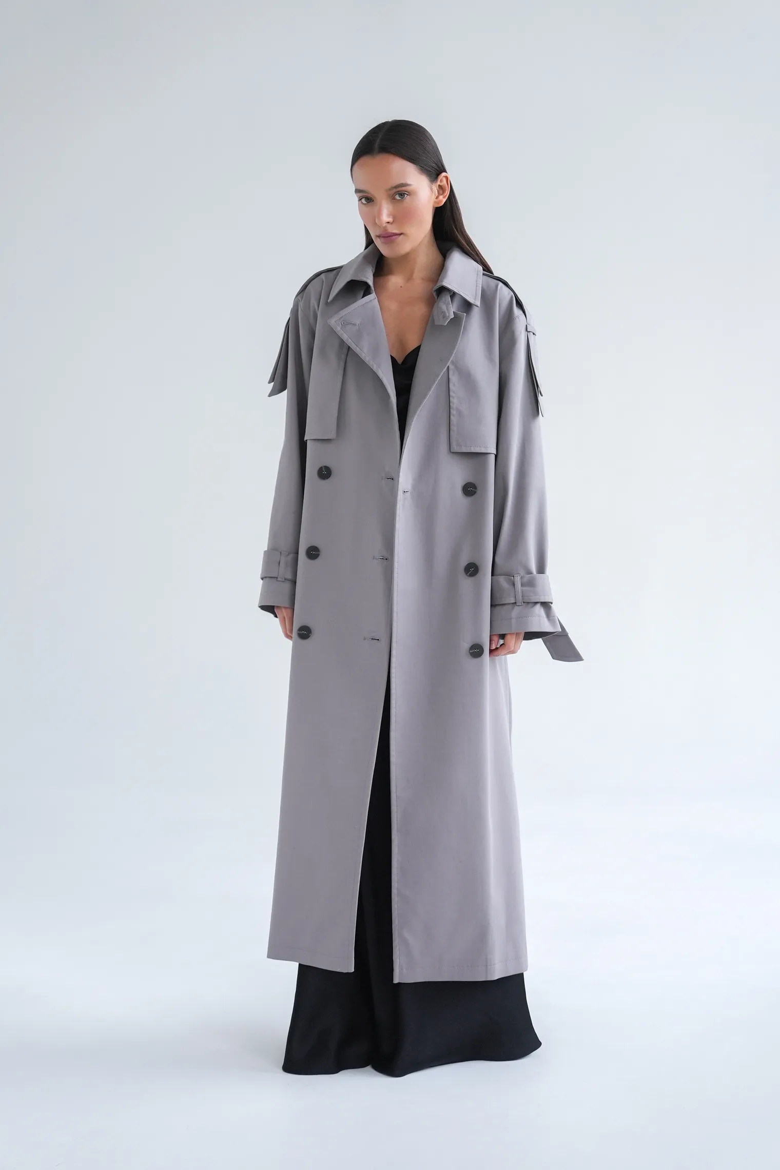 Тренч двубортный с поясом пепельного цвета фото 5