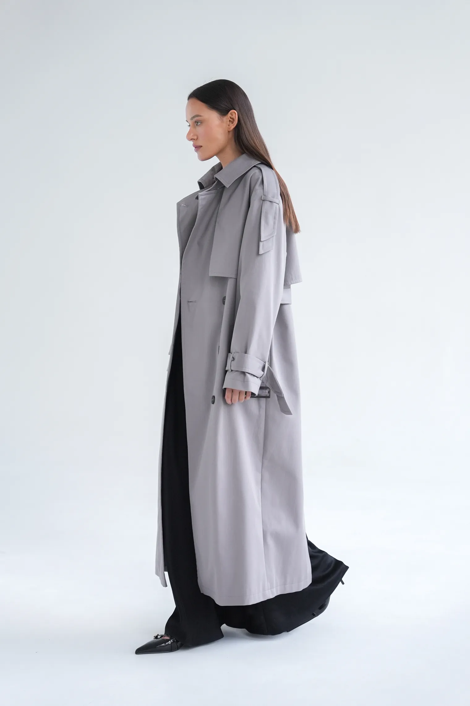 Тренч двубортный с поясом пепельного цвета фото 7