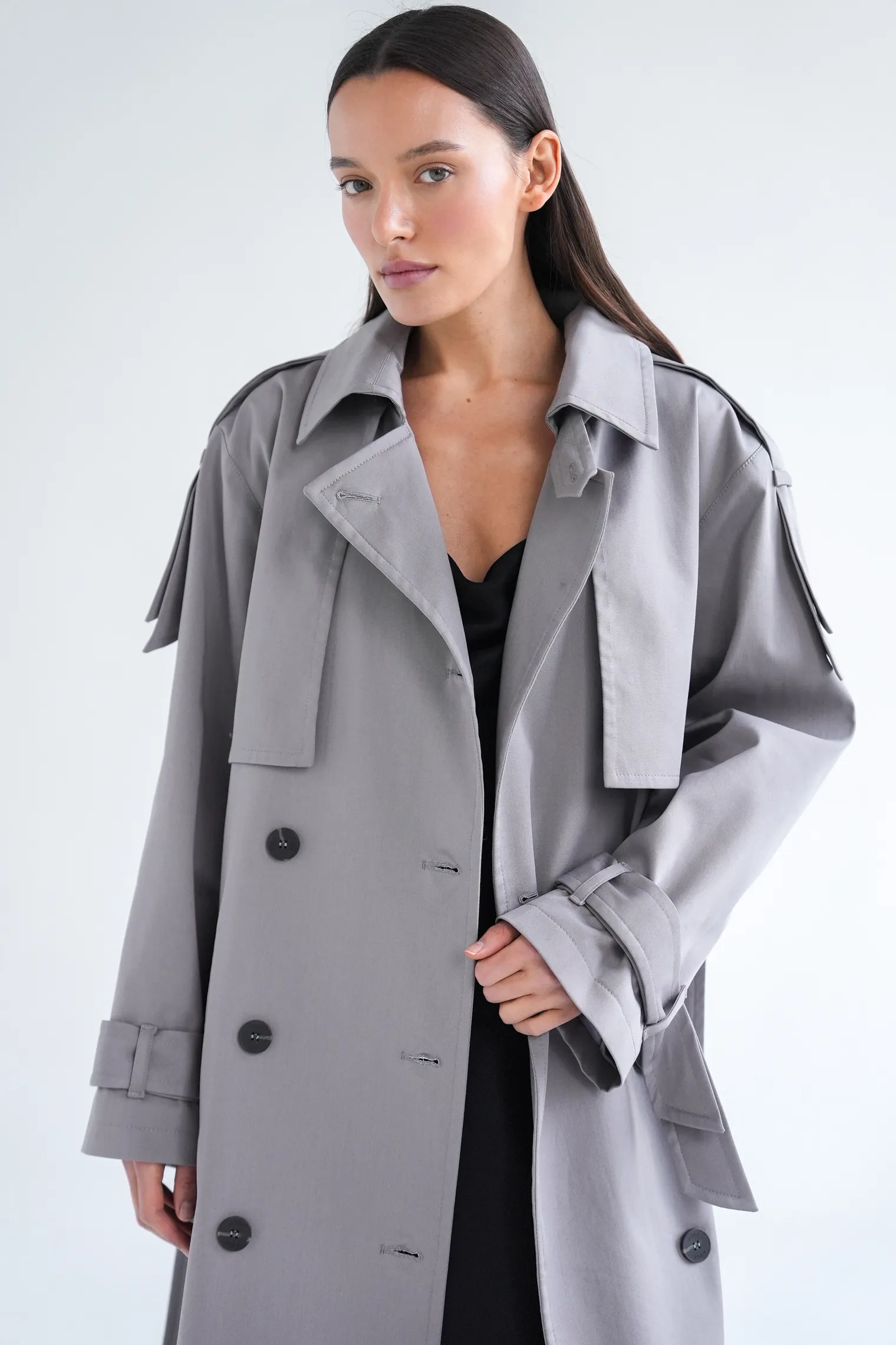 Тренч двубортный с поясом пепельного цвета фото 8