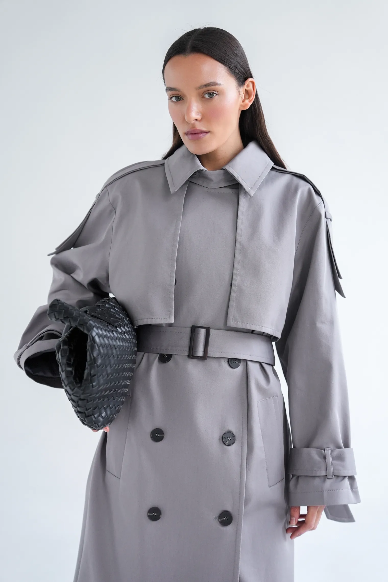 Тренч двубортный с поясом пепельного цвета фото 3