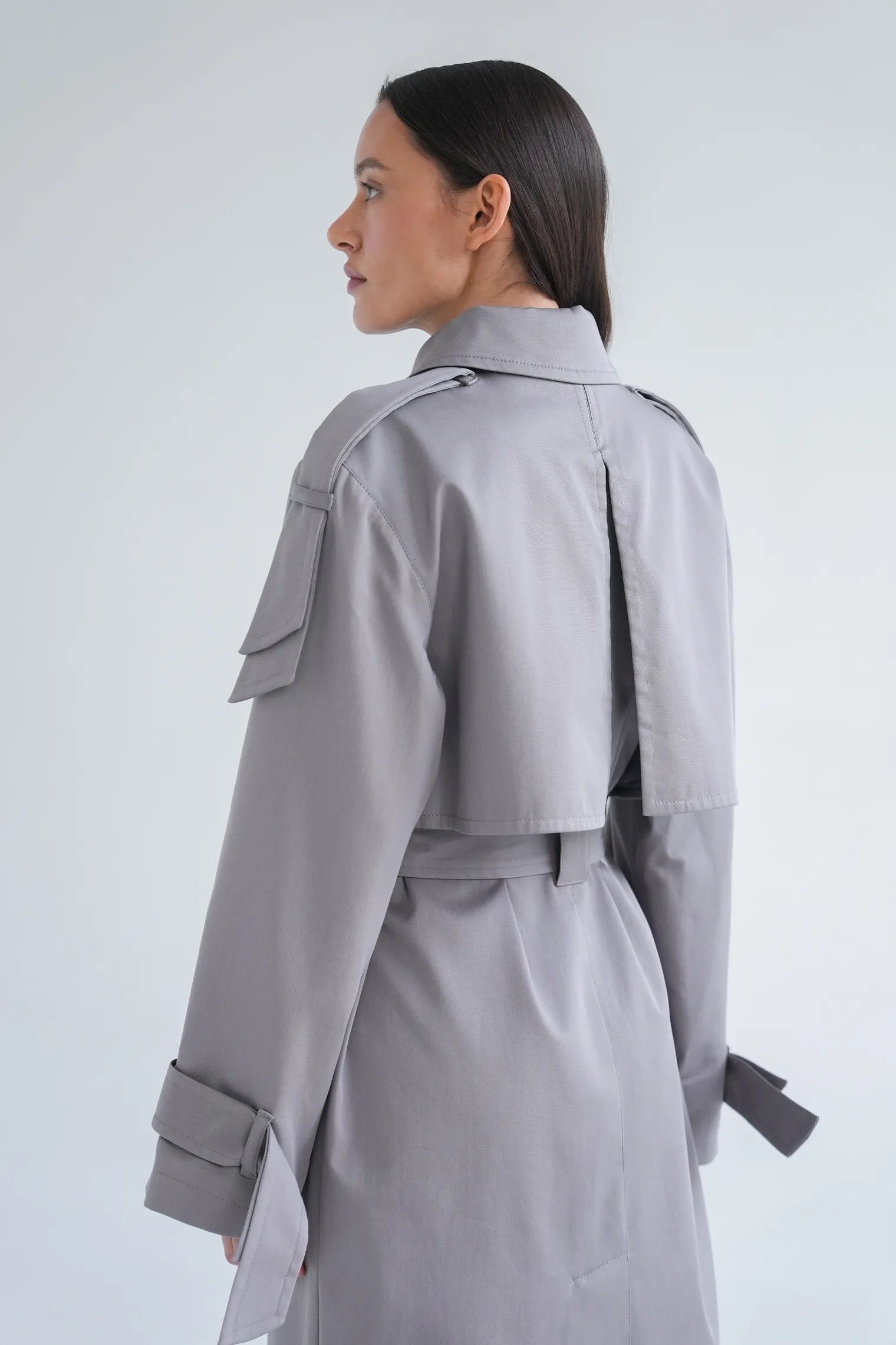 Тренч двубортный с поясом пепельного цвета фото 10