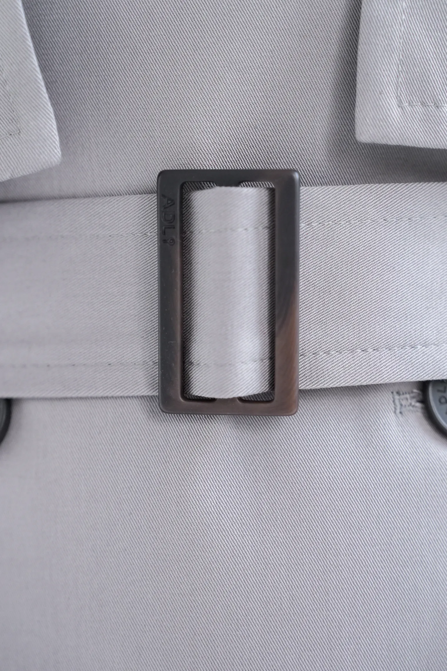 Тренч двубортный с поясом пепельного цвета фото 12