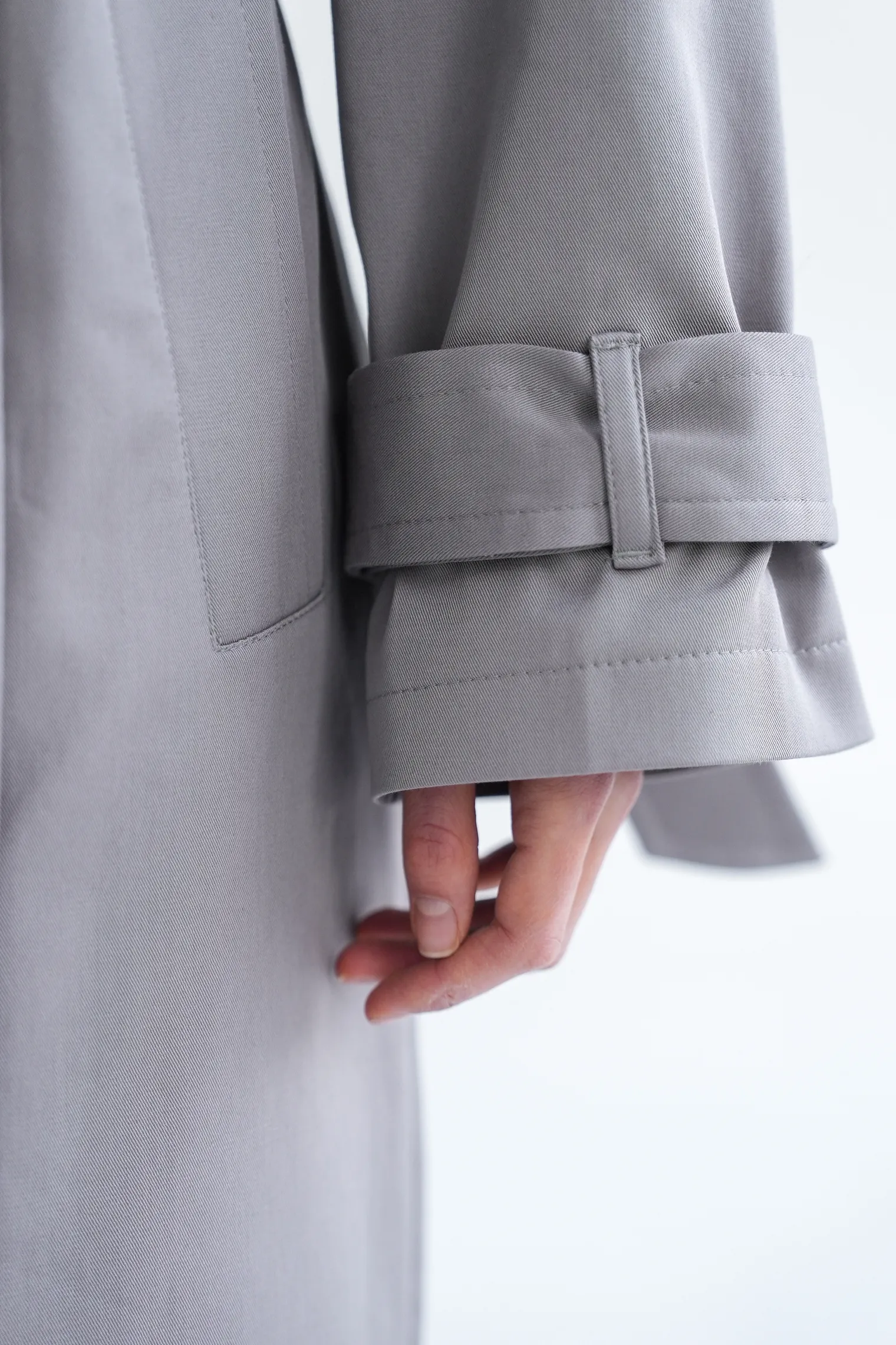 Тренч двубортный с поясом пепельного цвета фото 11