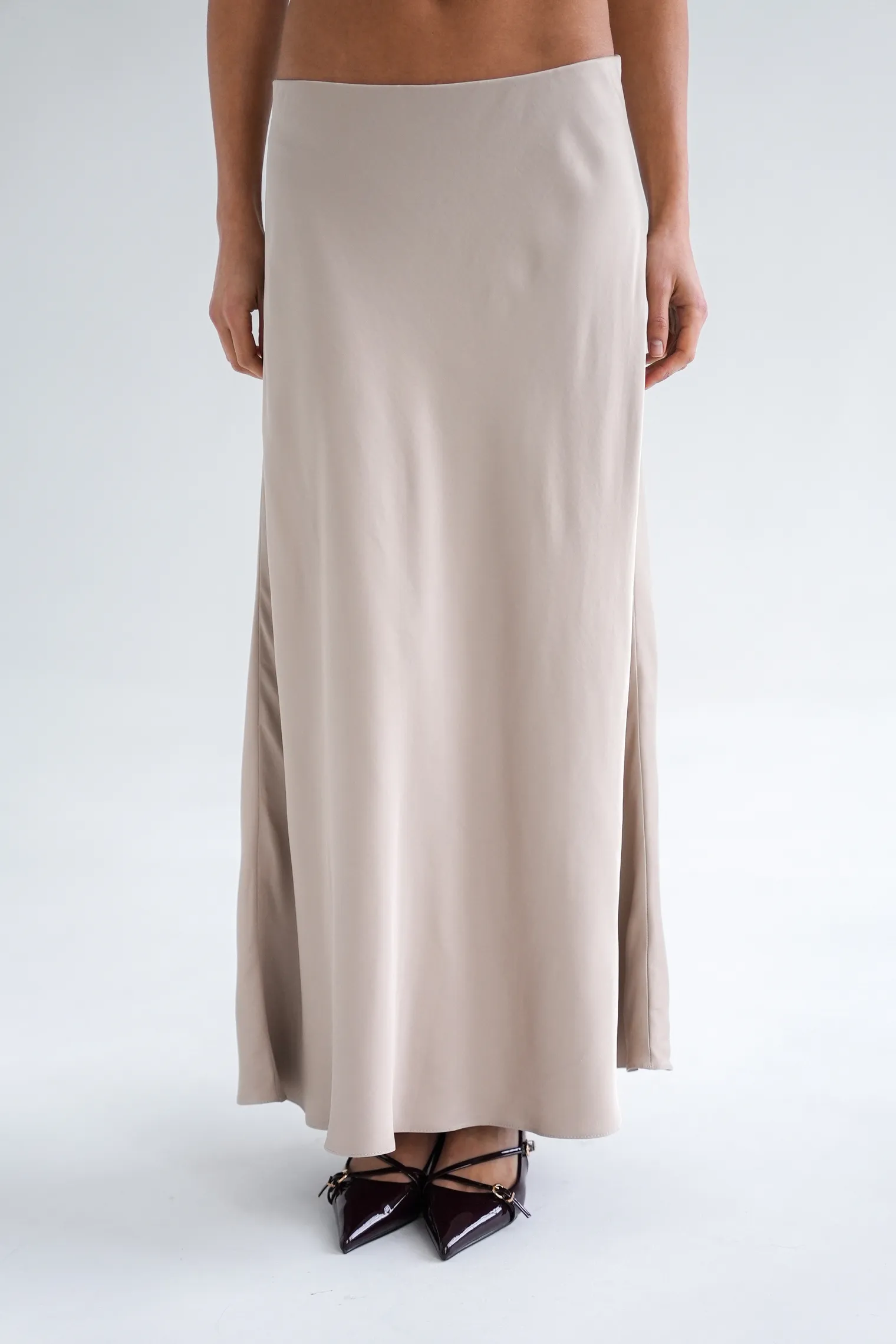 Юбка атласная удлиненная бежевого цвета фото 2