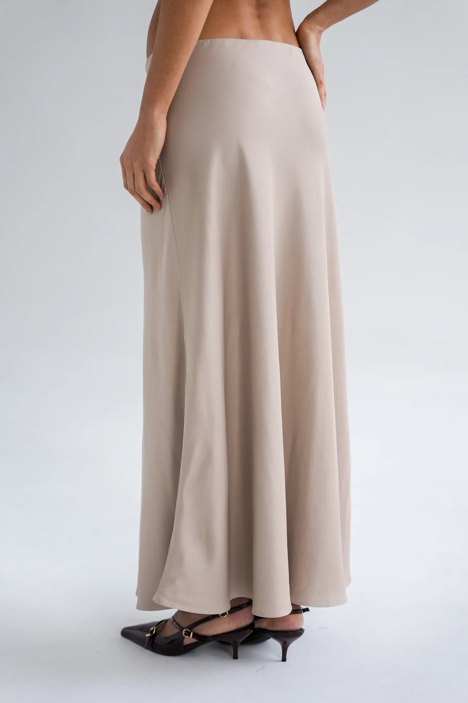 Юбка атласная удлиненная бежевого цвета фото 4