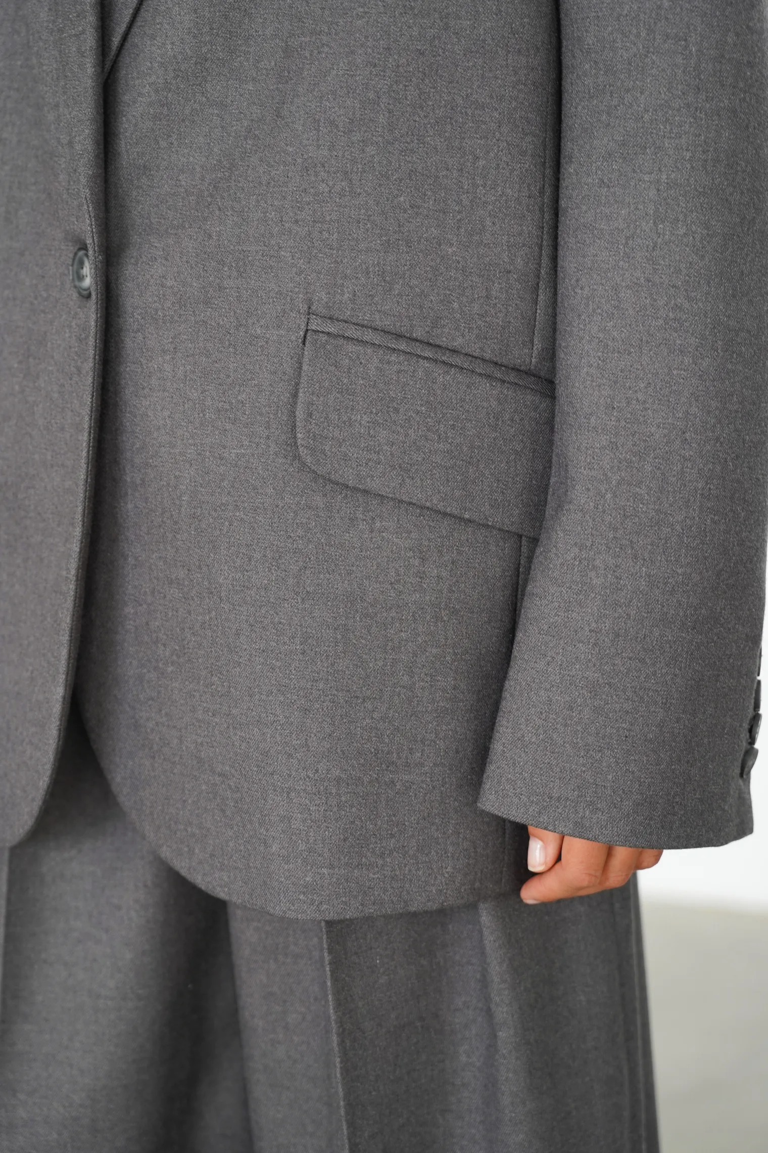 Однобортный жакет свободного кроя с карманами графитового цвета фото 2