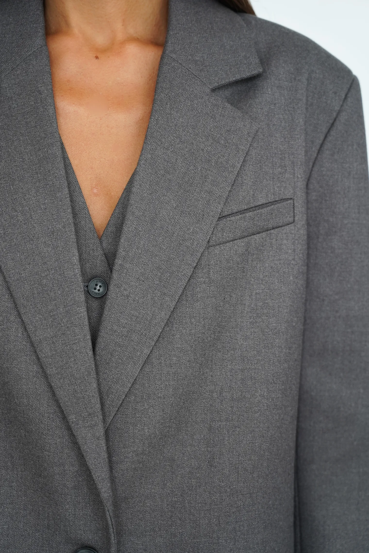 Однобортный жакет свободного кроя с карманами графитового цвета фото 6