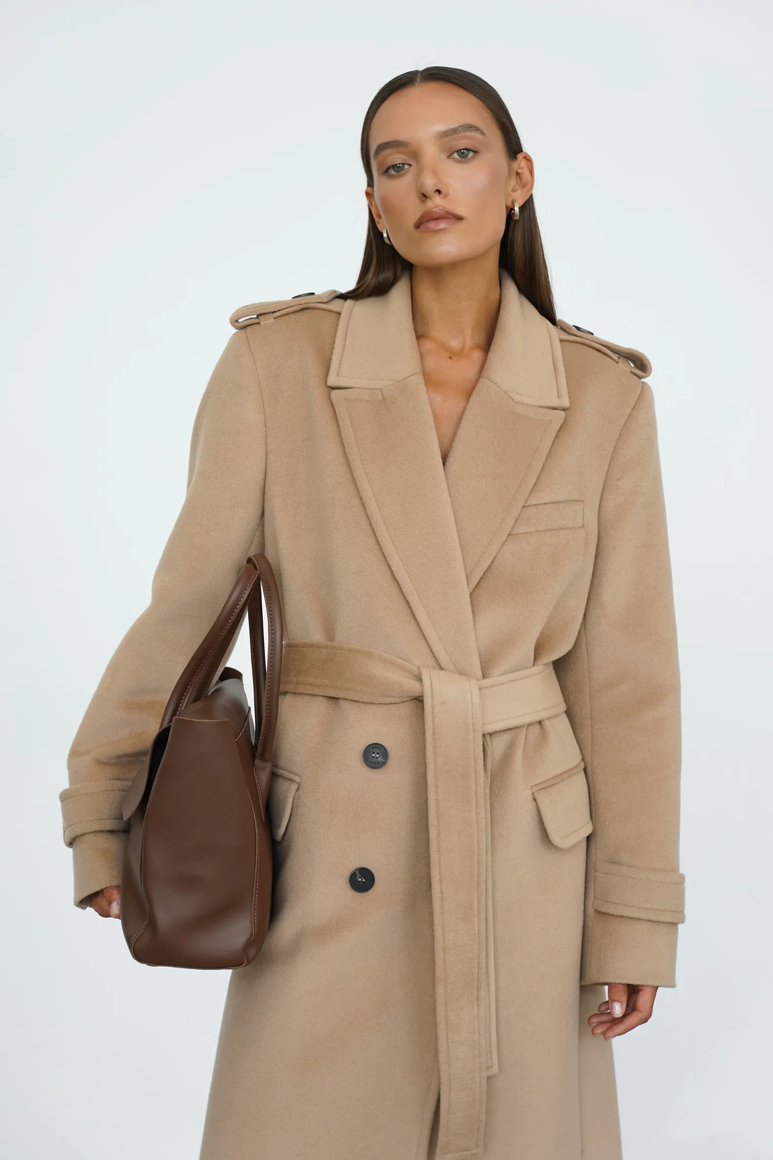 Пальто двубортное с патами на рукавах бежевого цвета фото 2