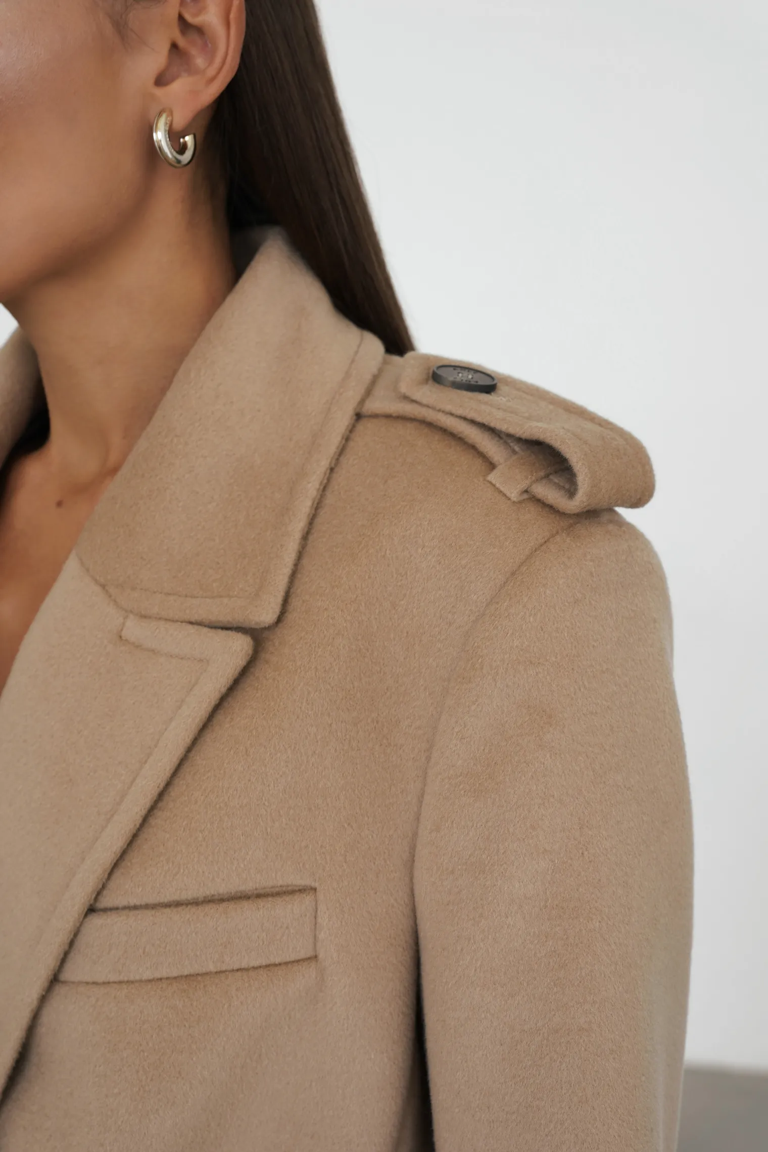 Пальто двубортное с патами на рукавах бежевого цвета фото 3