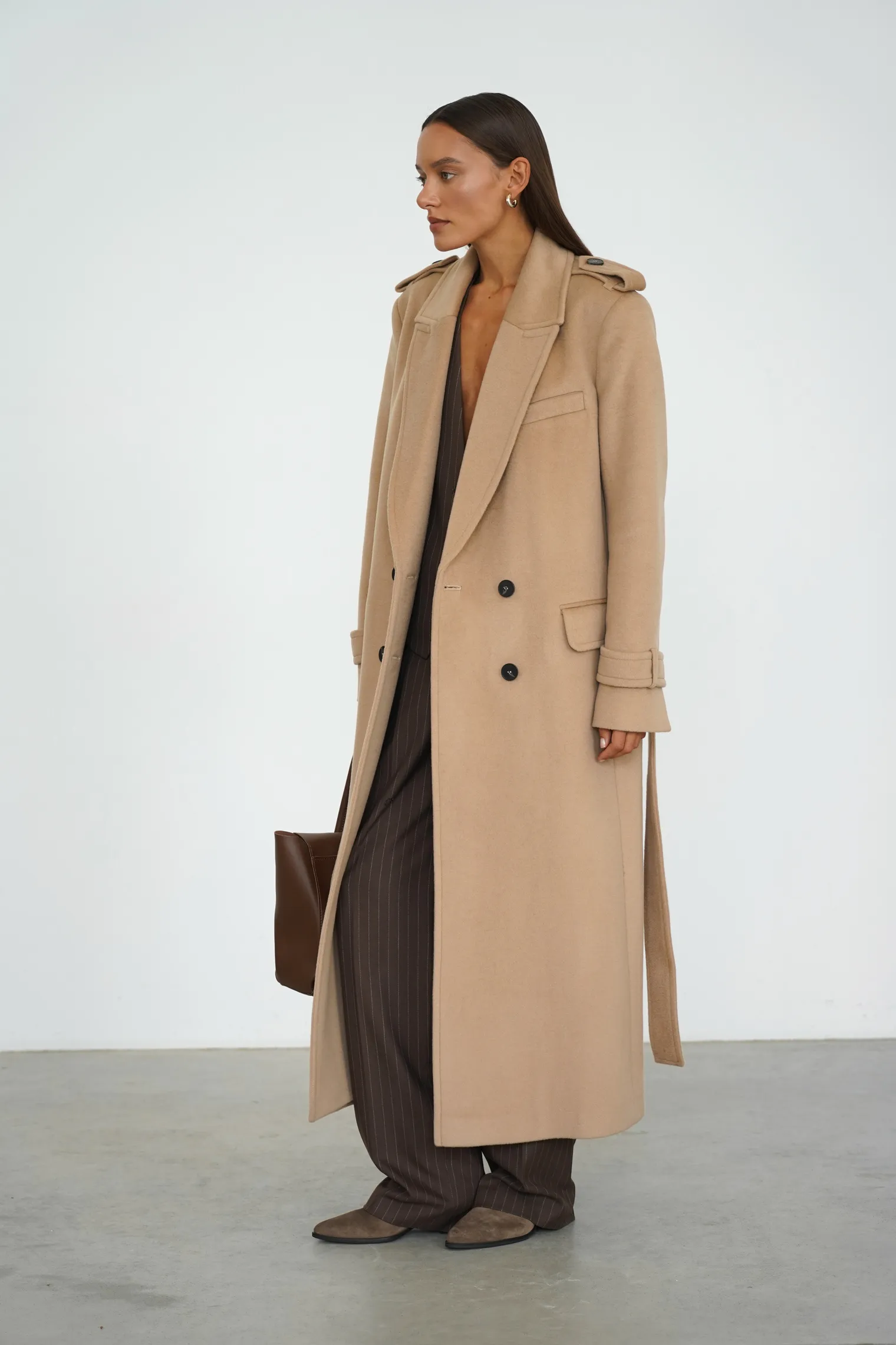 Пальто двубортное с патами на рукавах бежевого цвета фото 5