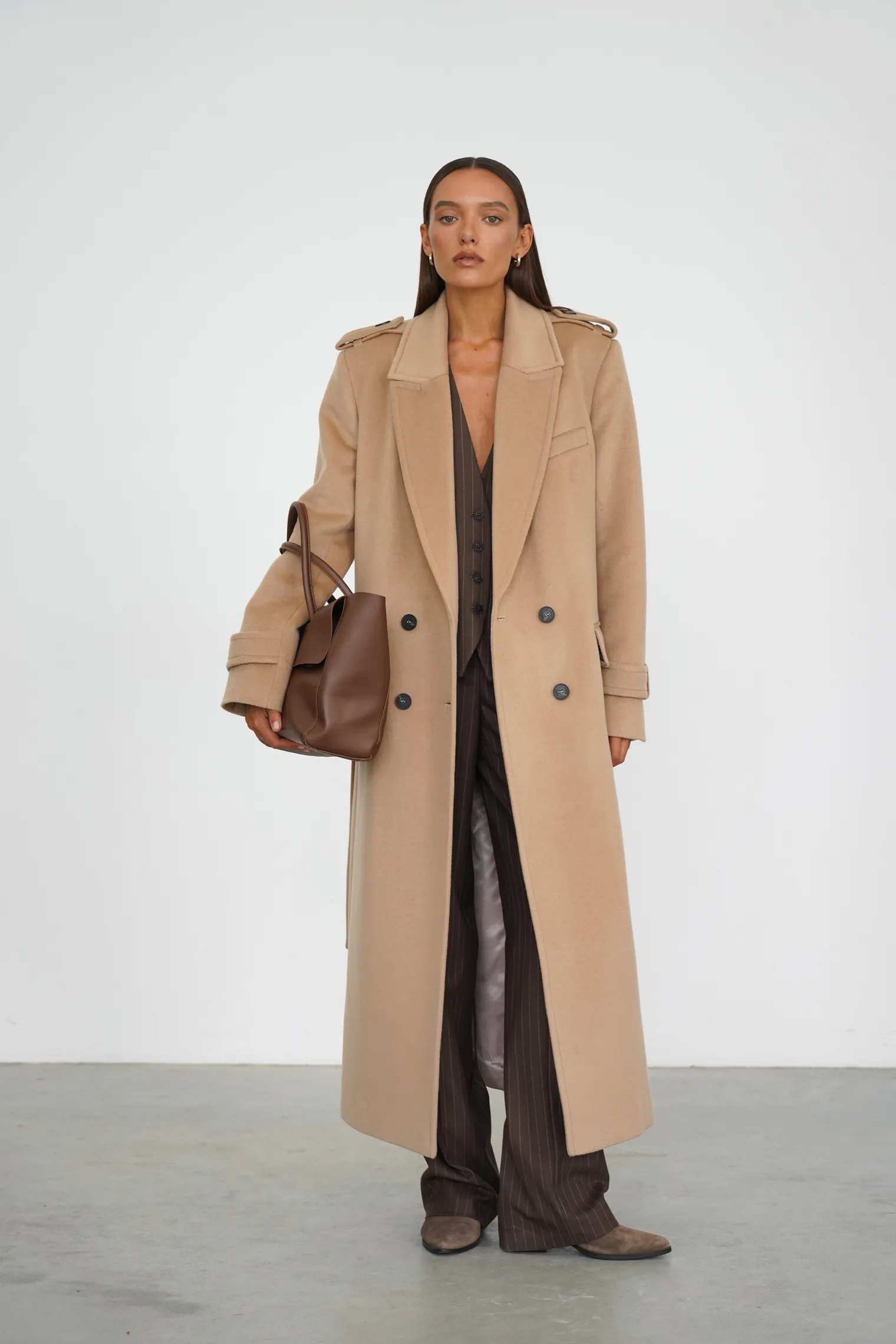 Пальто двубортное с патами на рукавах бежевого цвета фото 1