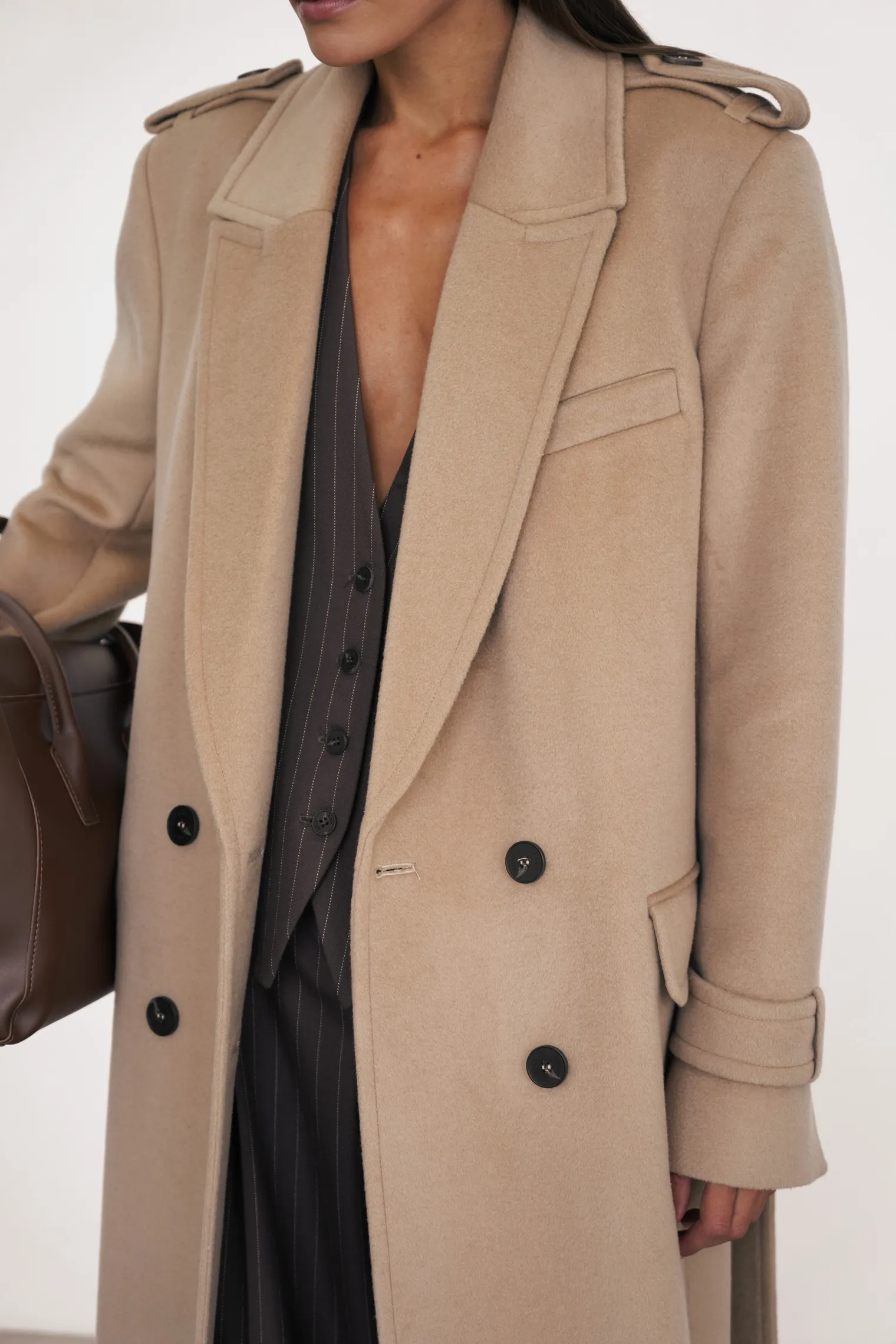 Пальто двубортное с патами на рукавах бежевого цвета фото 7