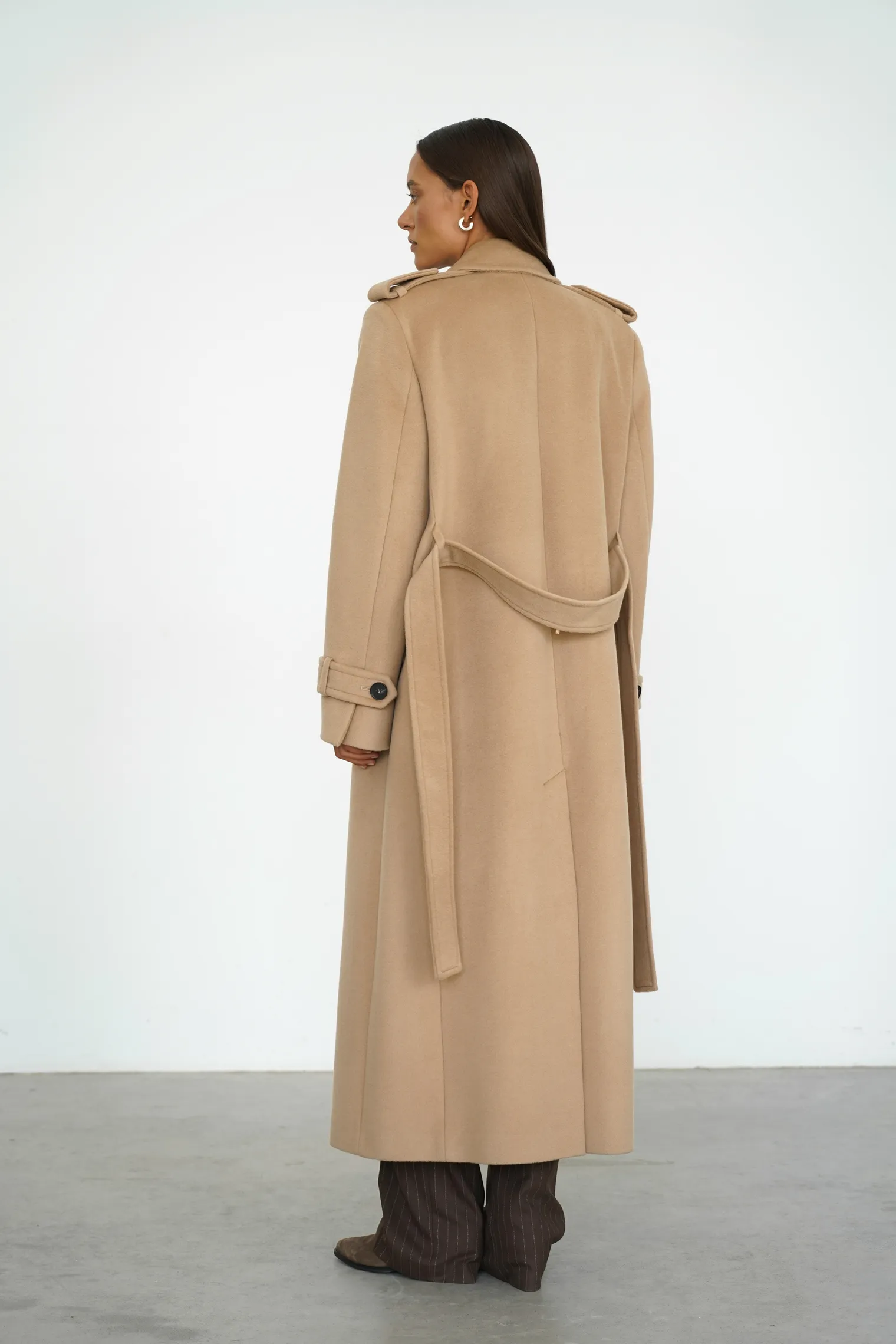 Пальто двубортное с патами на рукавах бежевого цвета фото 4