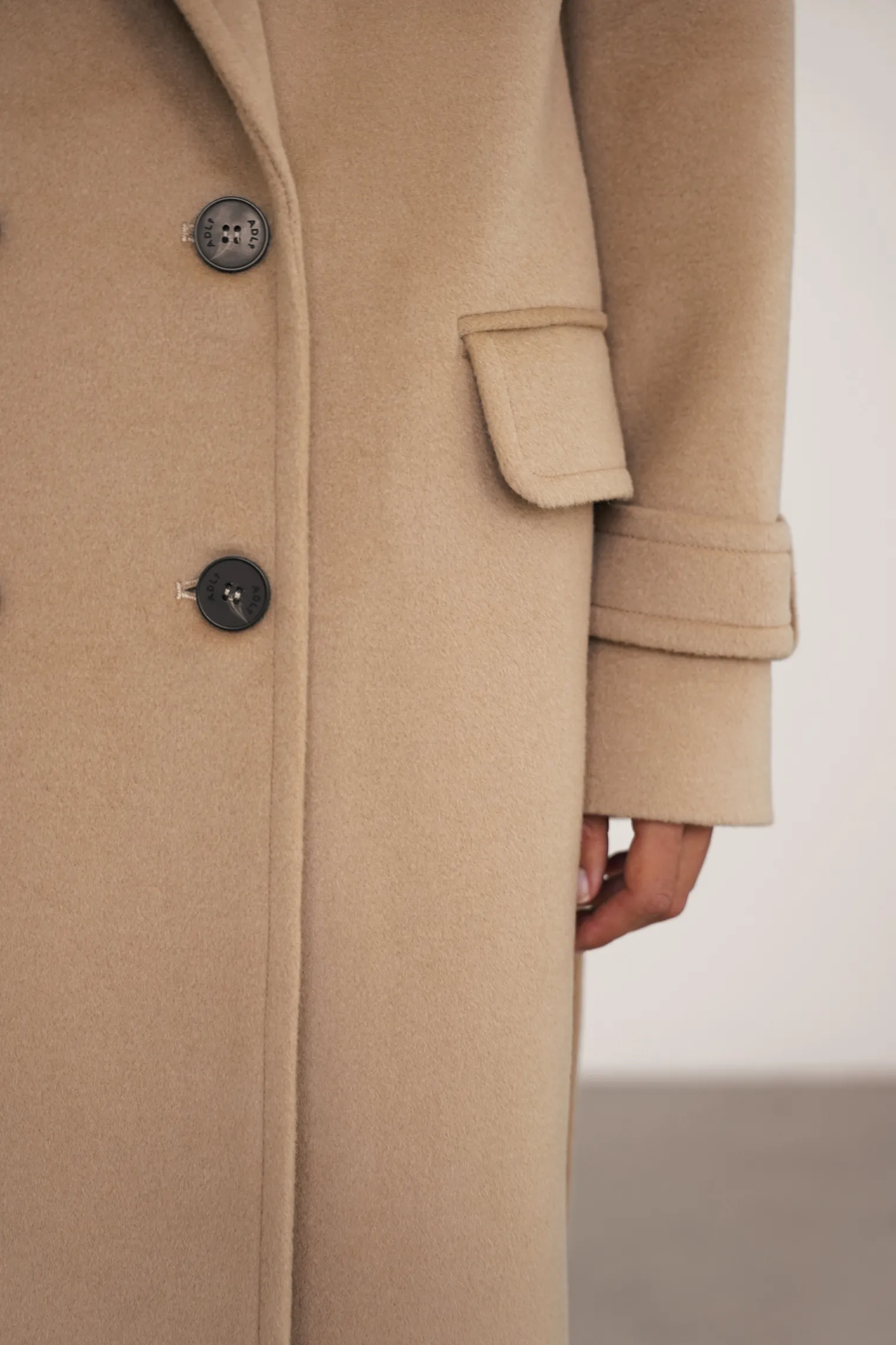 Пальто двубортное с патами на рукавах бежевого цвета фото 8