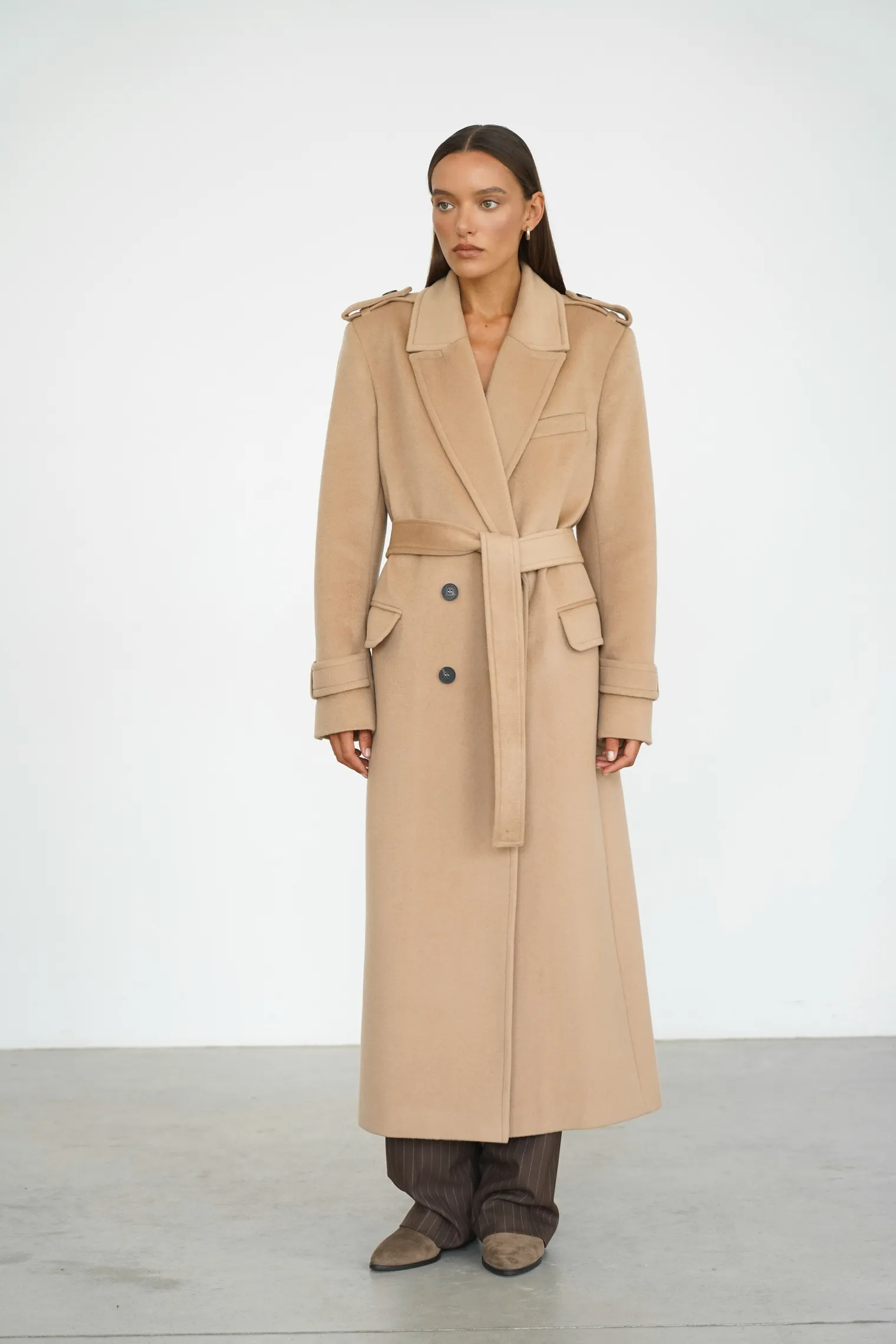 Пальто двубортное с патами на рукавах бежевого цвета фото 6