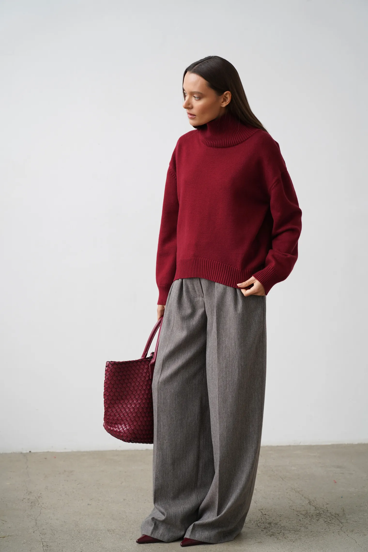 Джемпер мелкой вязки с высоким воротником цвета бургундия фото 5