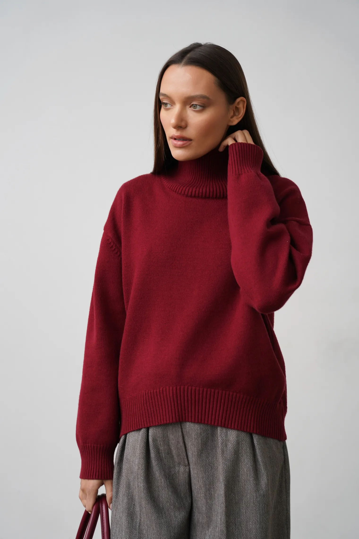 Джемпер мелкой вязки с высоким воротником цвета бургундия фото 6