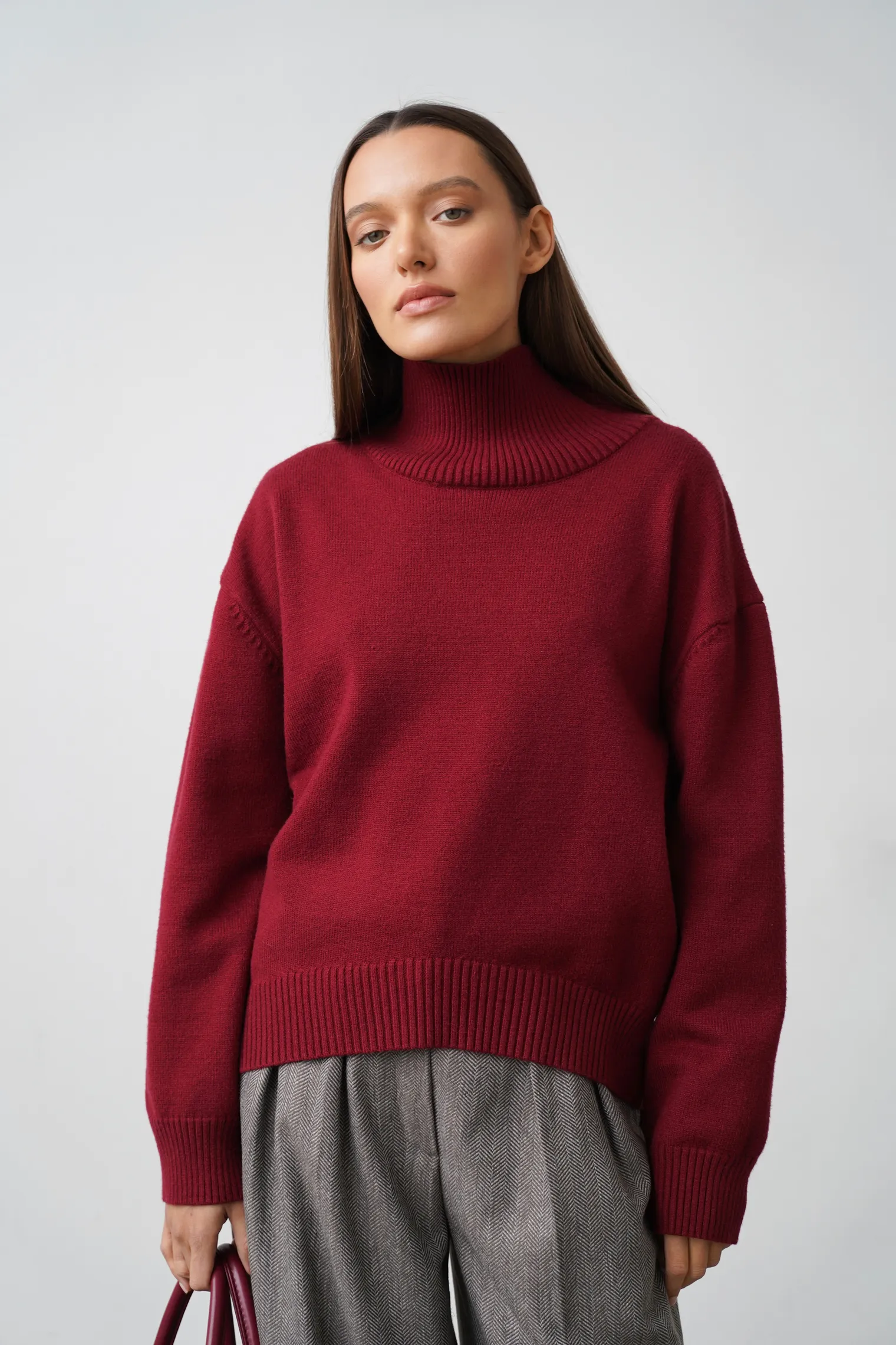 Джемпер мелкой вязки с высоким воротником цвета бургундия фото 1