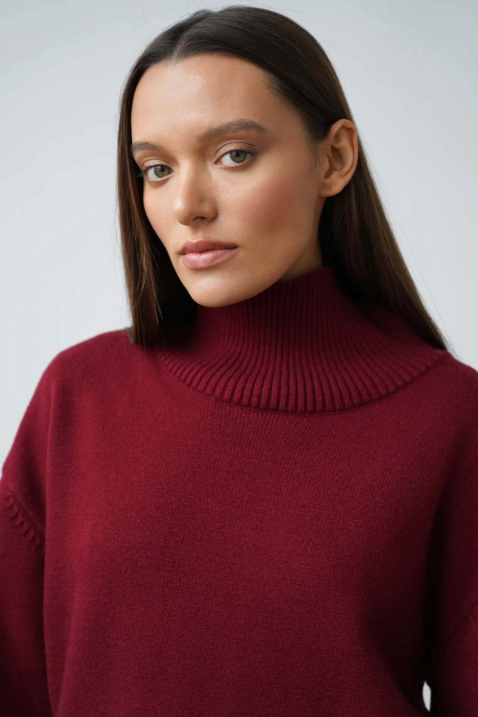 Джемпер мелкой вязки с высоким воротником цвета бургундия фото 2