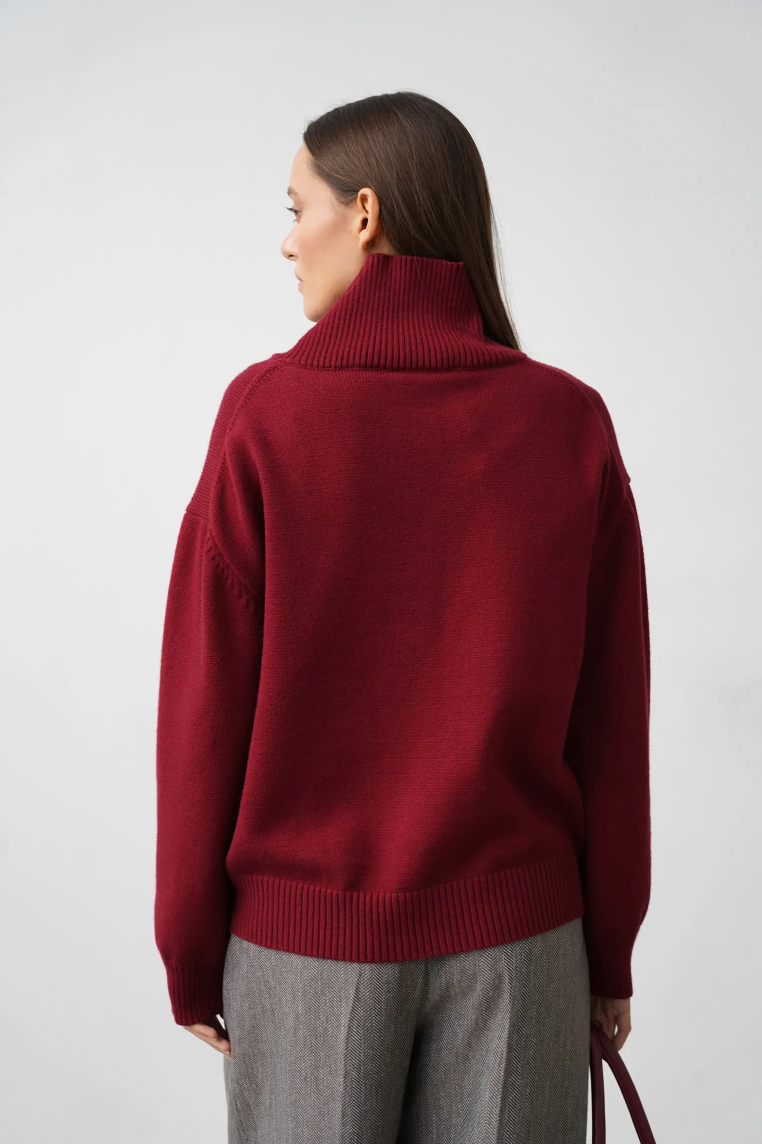 Джемпер мелкой вязки с высоким воротником цвета бургундия фото 4