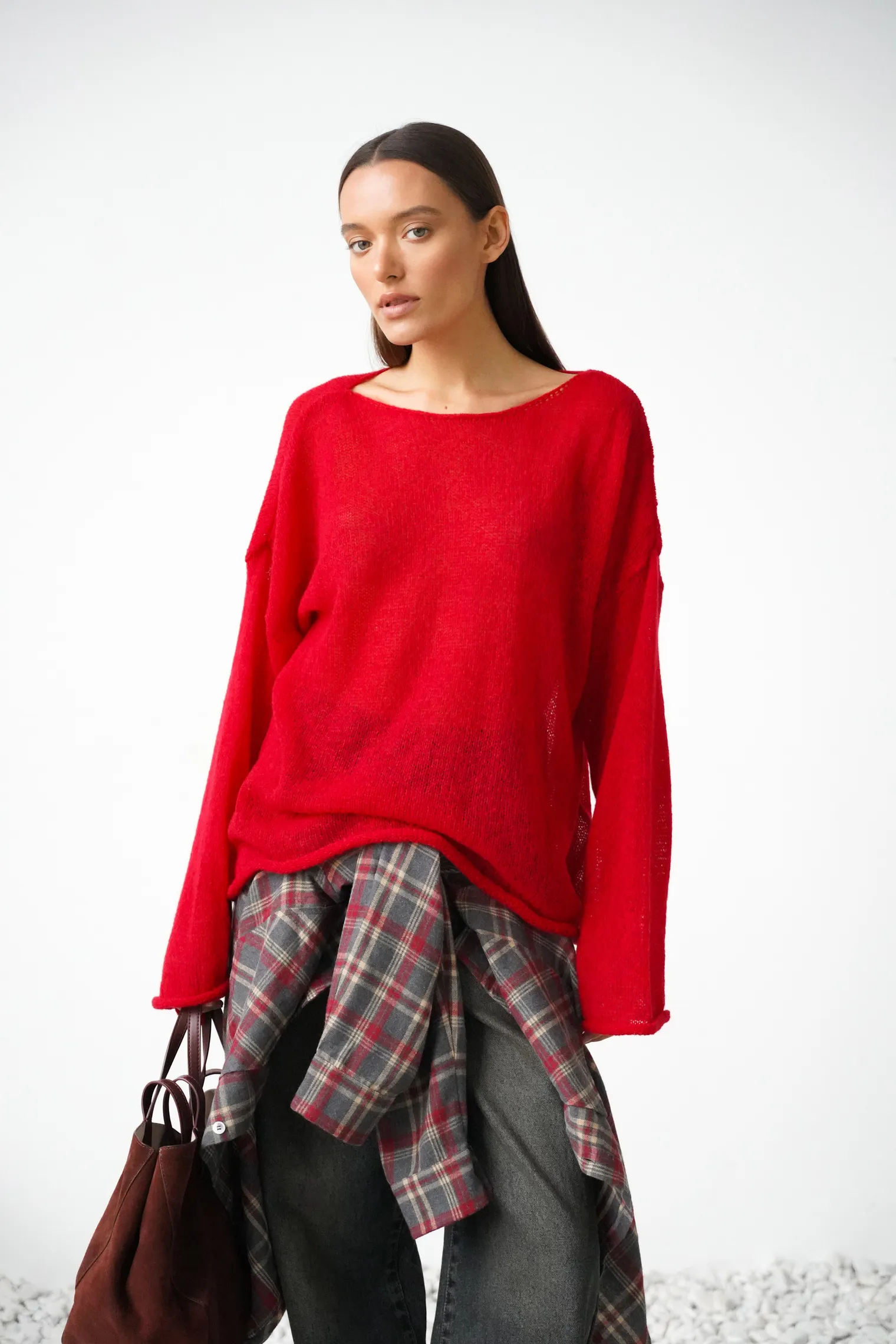 Джемпер мелкой вязки с низким воротником красного цвета фото 1